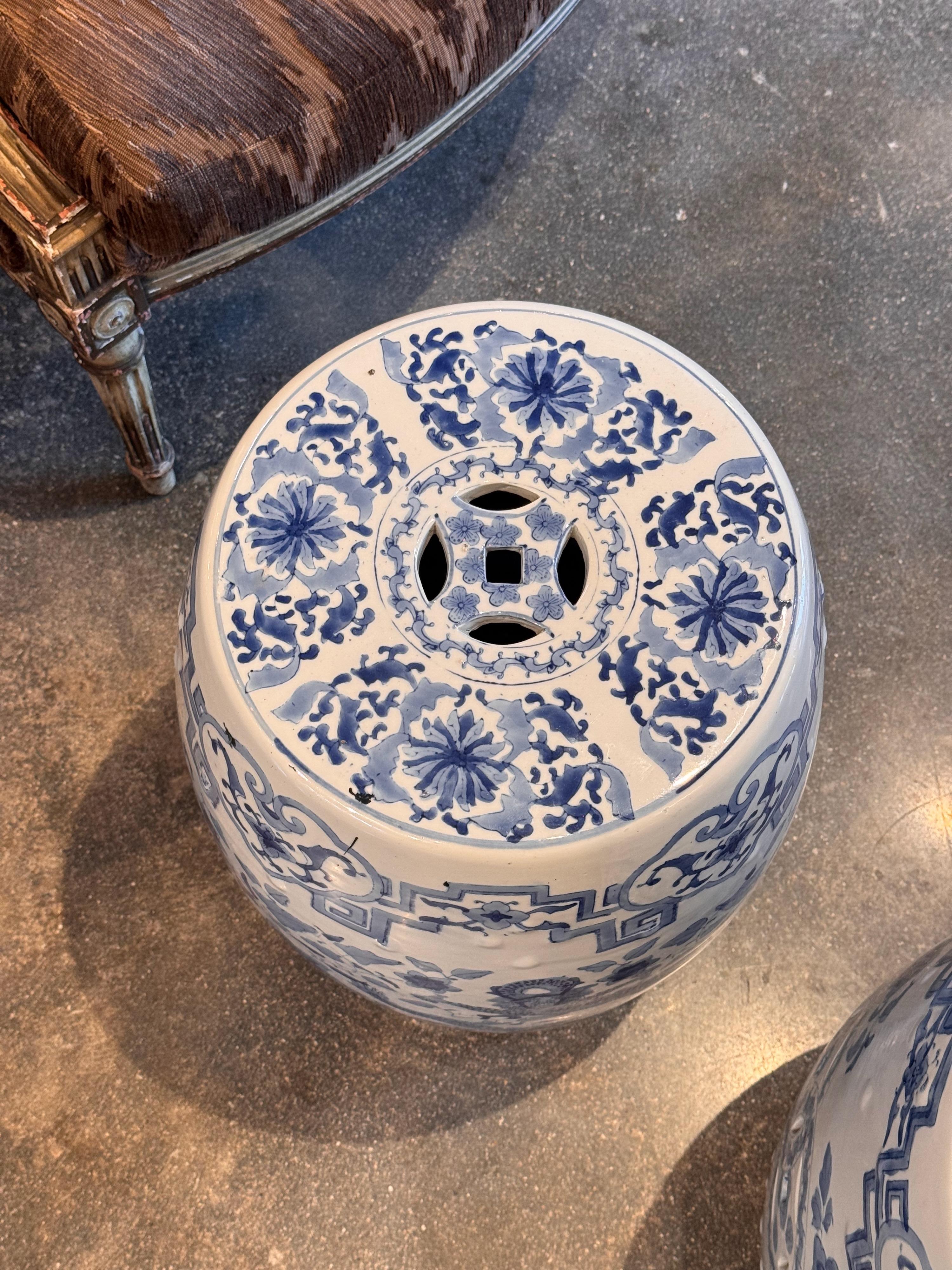 Ein sehr nützlicher Gegenstand. Das können Tische oder Hocker sein. Chinesische Gartenhocker sind ein sehr beliebtes Produkt.