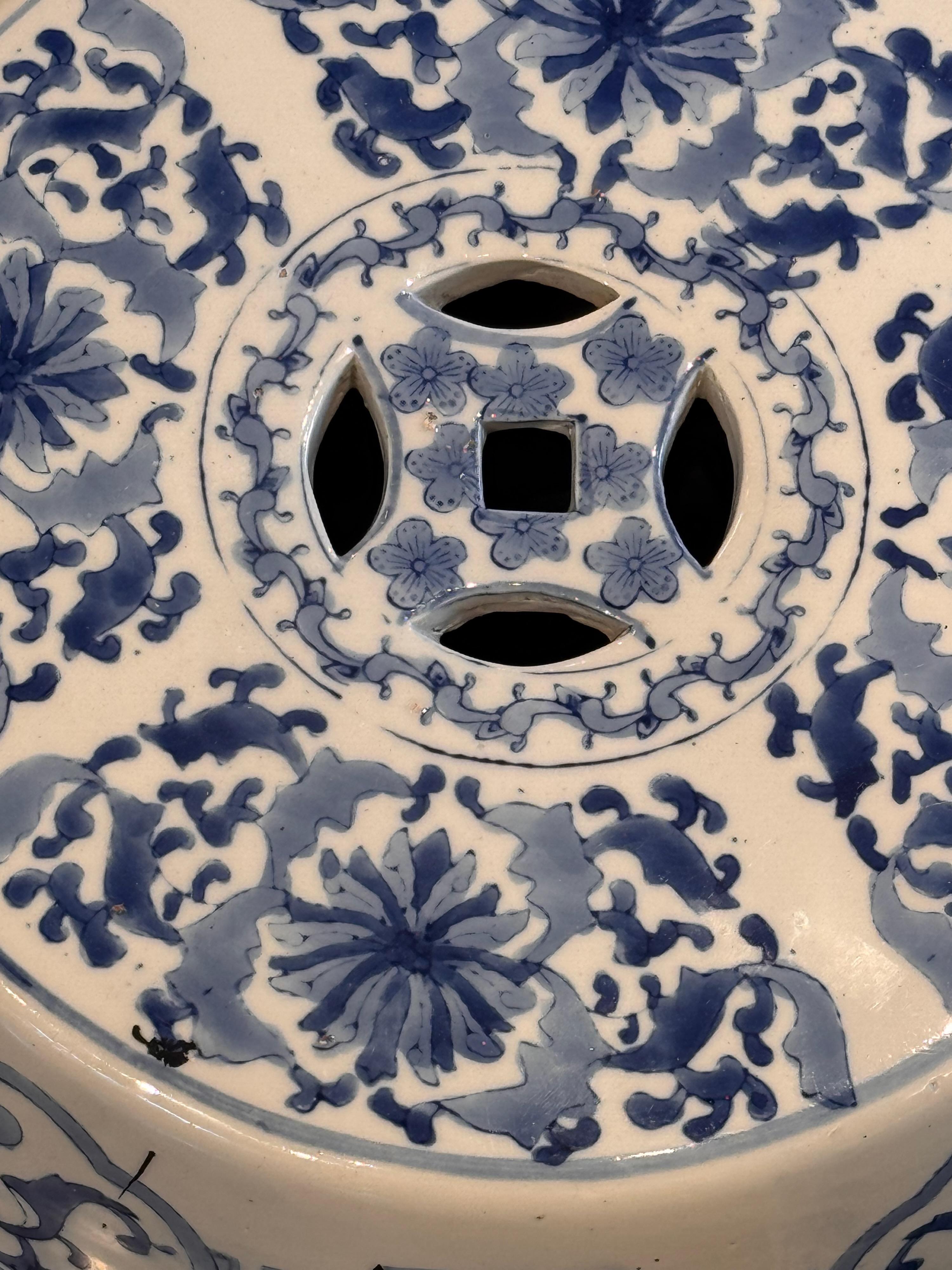 Ein Paar Contemporary Garden Hocker aus Keramik (Chinesisch)