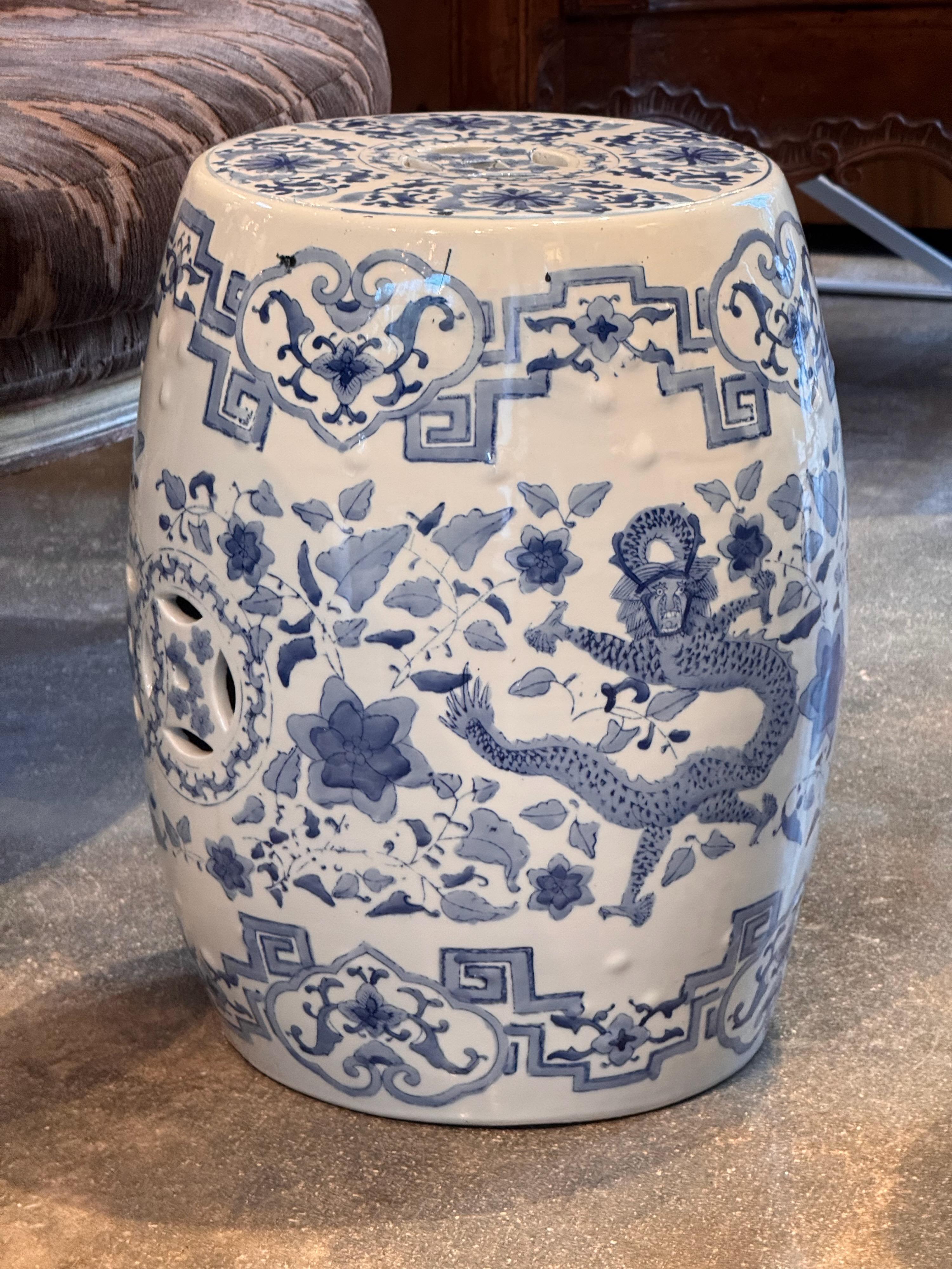 Ein Paar Contemporary Garden Hocker aus Keramik im Zustand „Gut“ in Charlottesville, VA