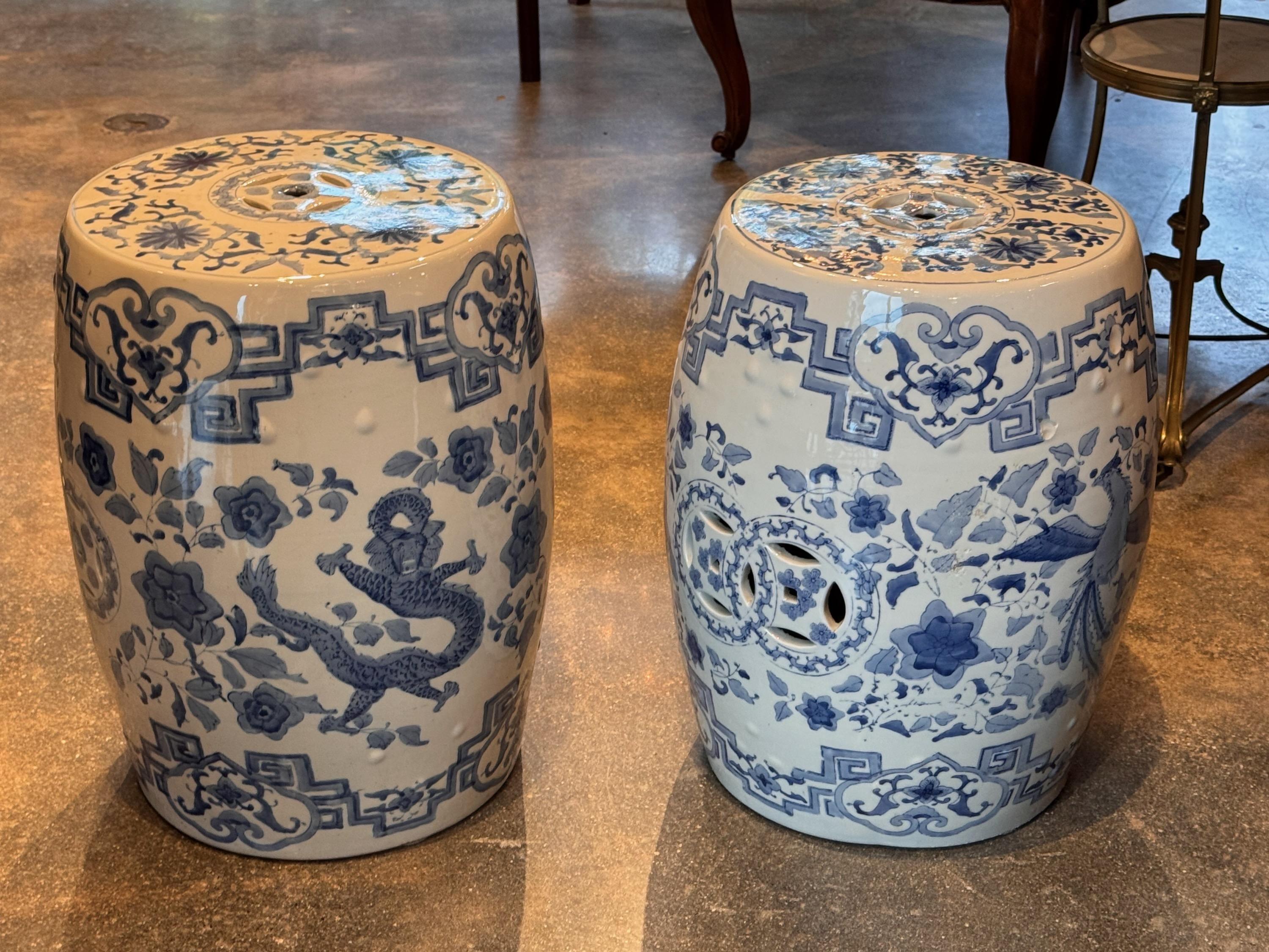 Ein Paar Contemporary Garden Hocker aus Keramik (21. Jahrhundert und zeitgenössisch)