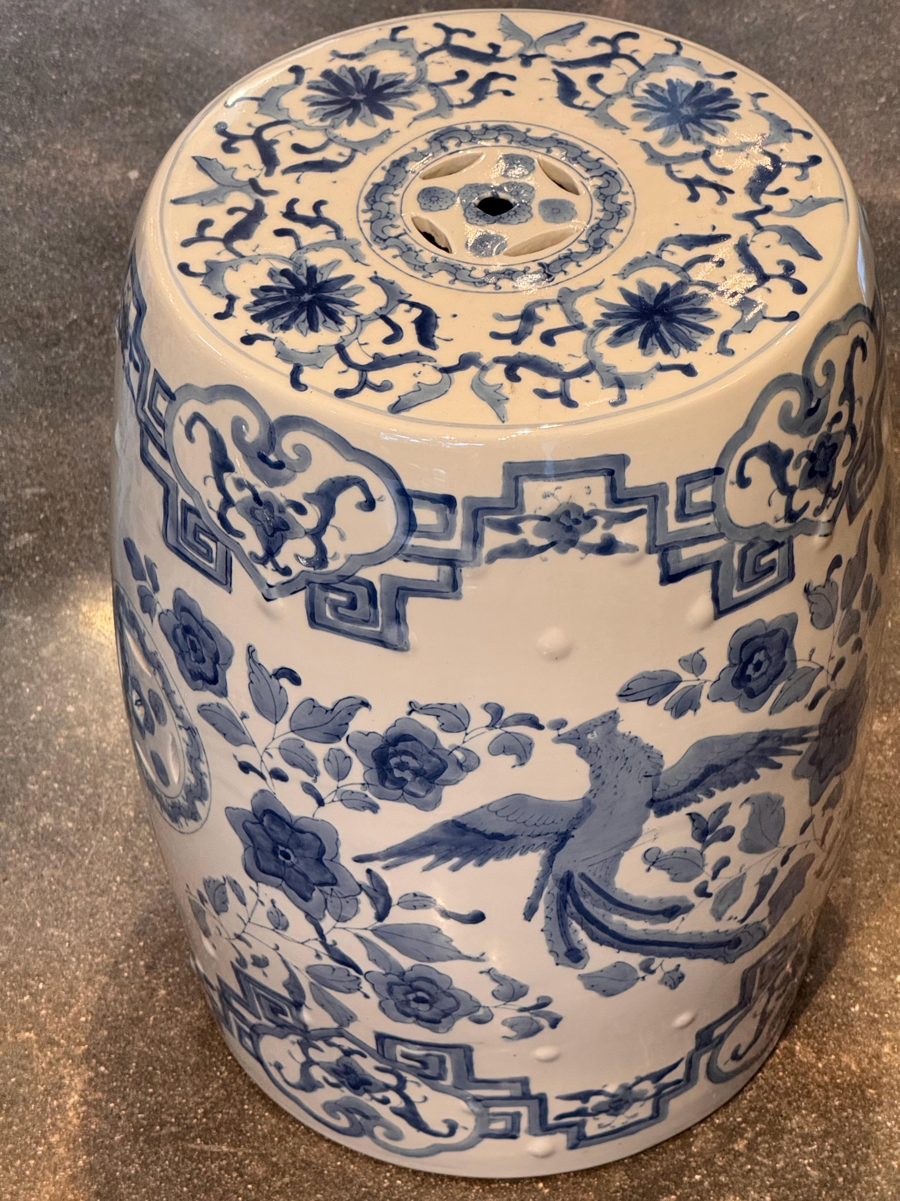 Ein Paar Contemporary Garden Hocker aus Keramik 2