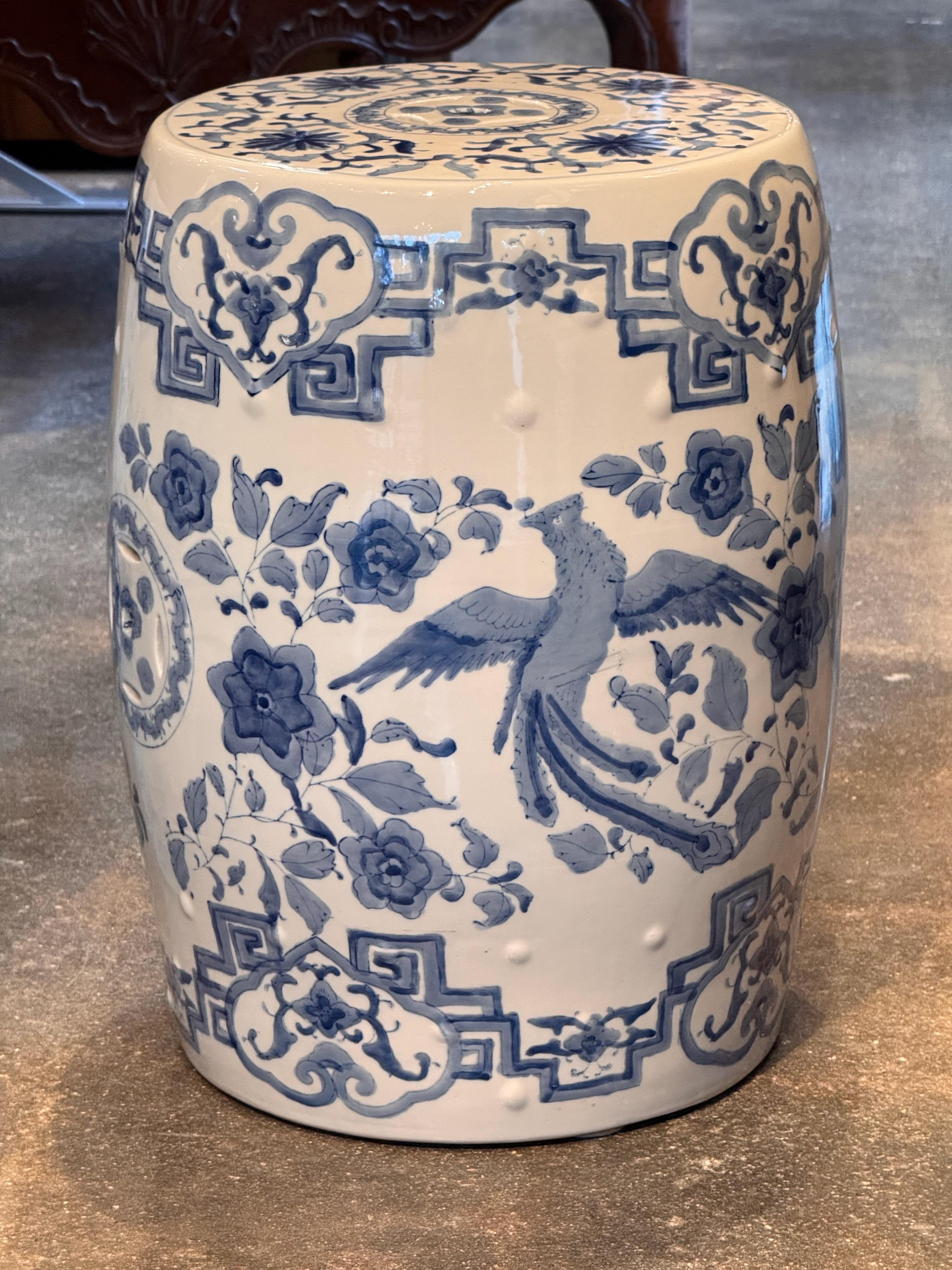 Ein Paar Contemporary Garden Hocker aus Keramik 3
