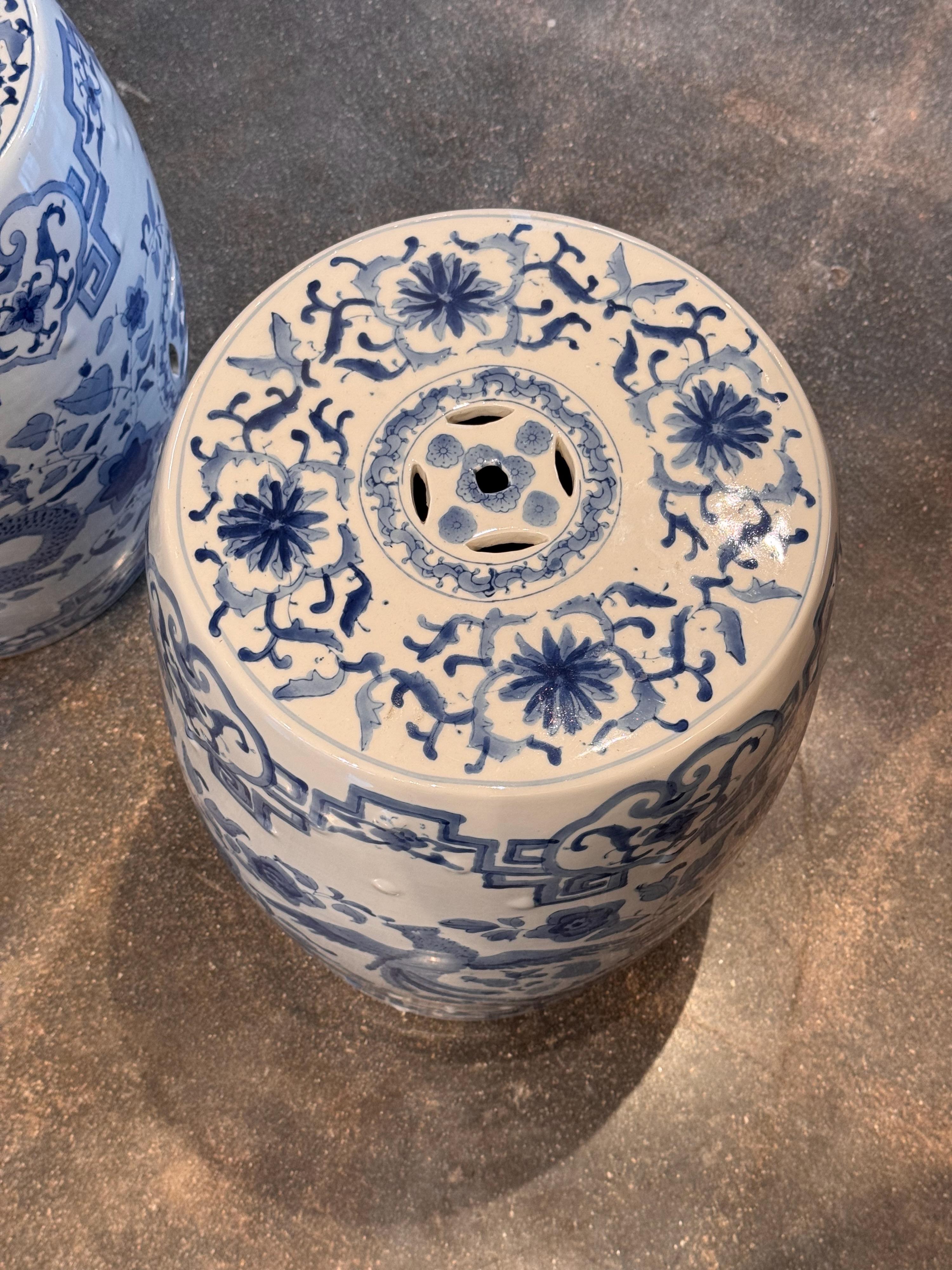 Ein Paar Contemporary Garden Hocker aus Keramik 4