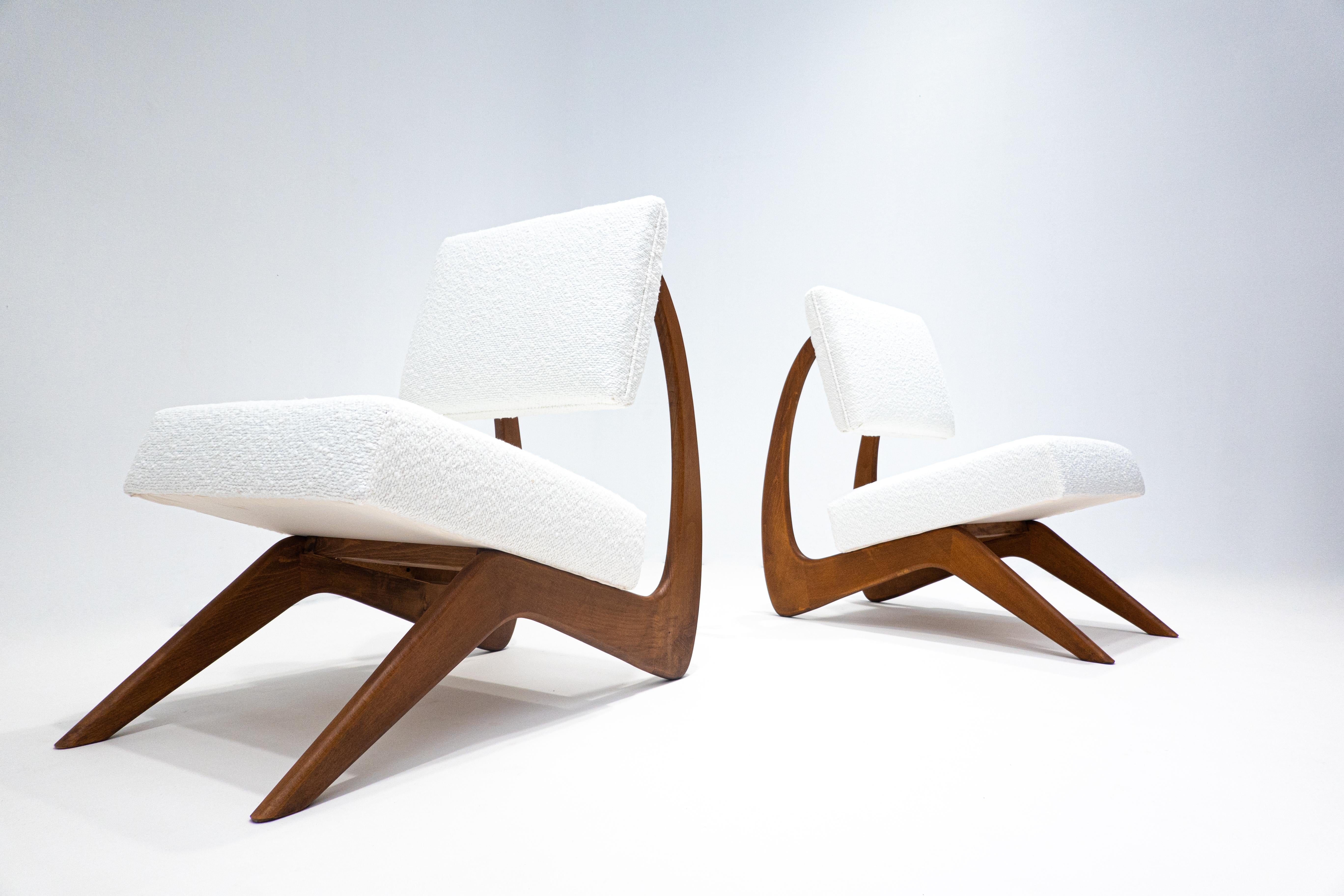 Pair of Contemporary Chairs, White Bouclette and Wood, Italy In Good Condition For Sale In Brussels, BE