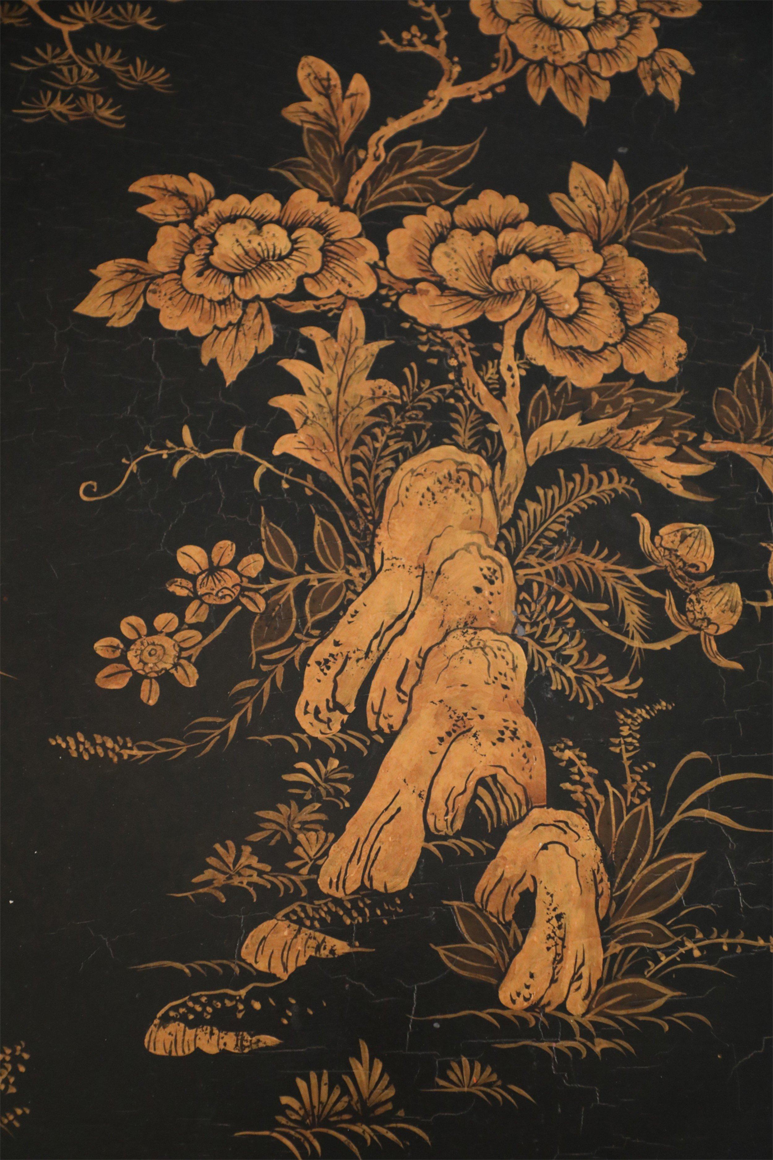 Paire de tables centrales contemporaines chinoises peintes à la main en noir et or en vente 5