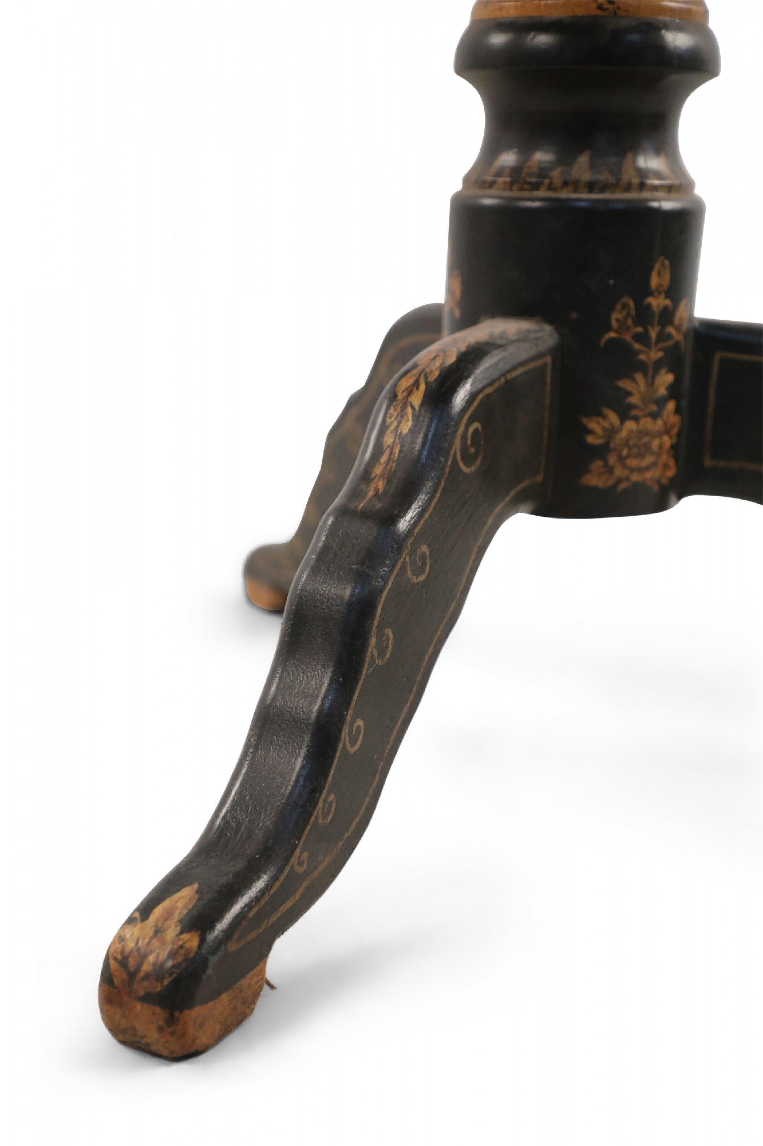 Paire de tables centrales contemporaines chinoises peintes à la main en noir et or en vente 7