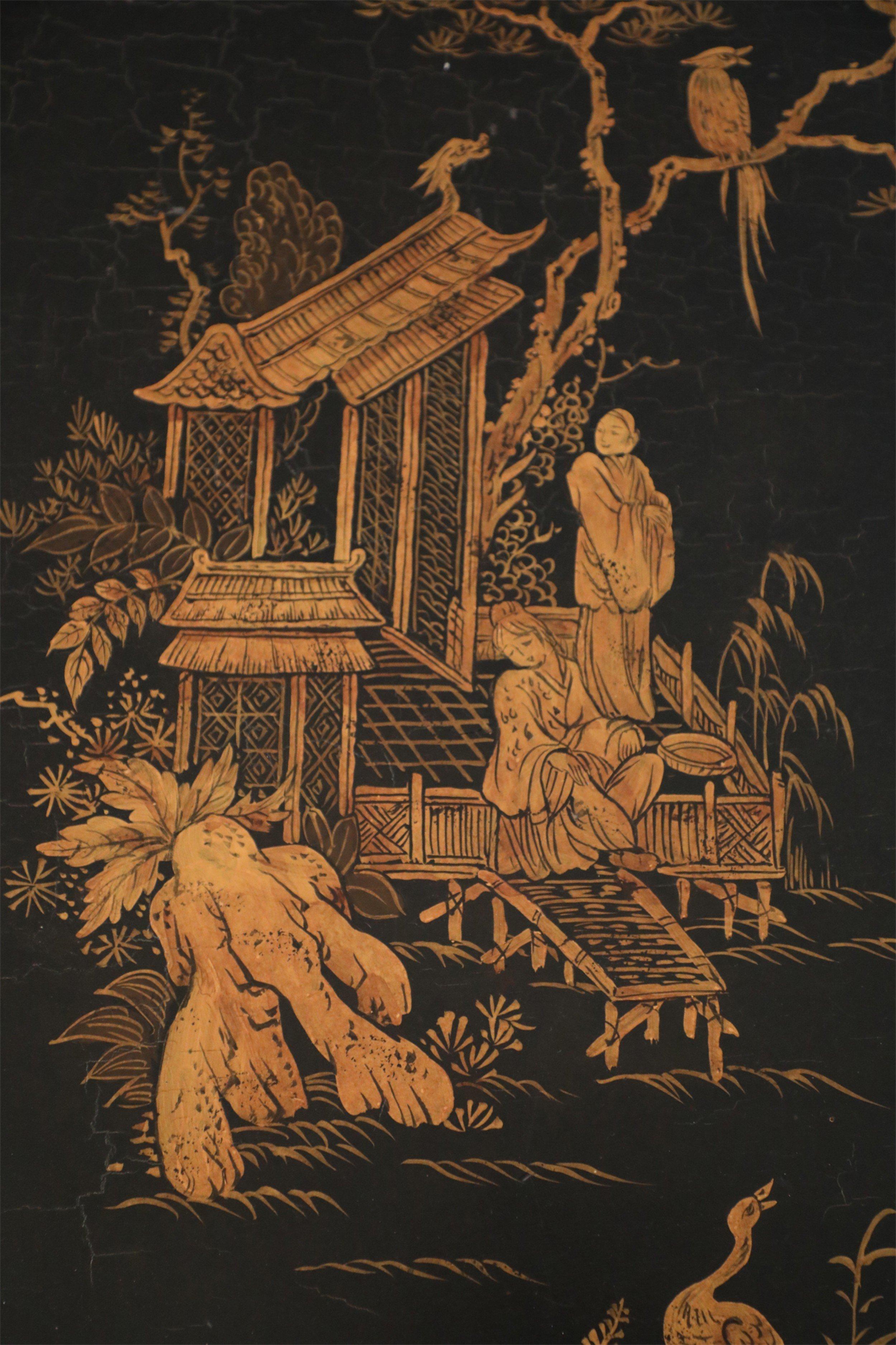 Bois Paire de tables centrales contemporaines chinoises peintes à la main en noir et or en vente
