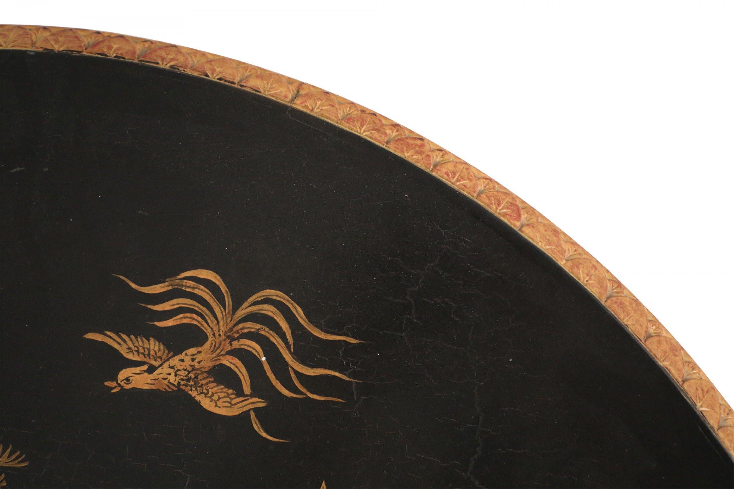 Paire de tables centrales contemporaines chinoises peintes à la main en noir et or en vente 2