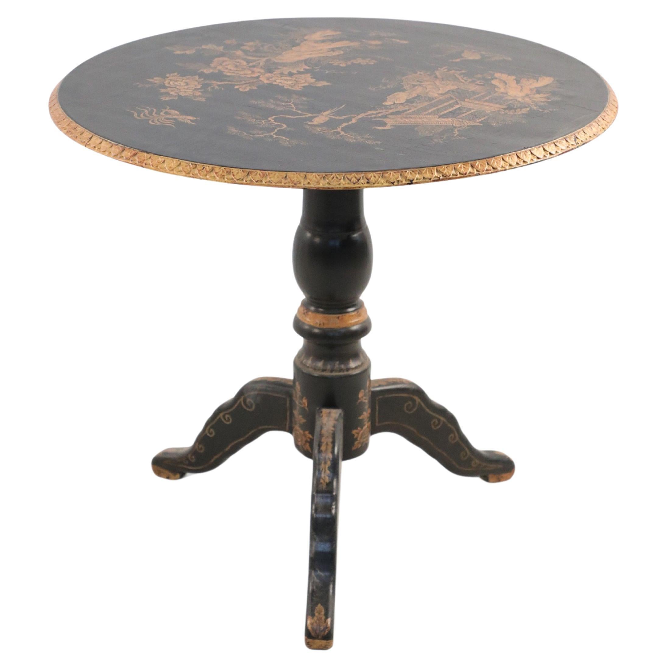 PAIRE de tables centrales chinoises peintes à la main de scènes de Chinoiserie représentant des maisons et des femmes assises dans des décors pastoraux sur des plateaux garnis de motifs de feuilles d'or sculptées, reposant sur des piédestaux tournés