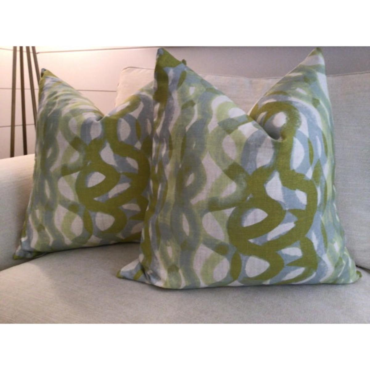 Art Déco Coppia di cuscini contemporanei Christopher Farr Fathom in Sage con imbottitura in piuma d'oca in vendita