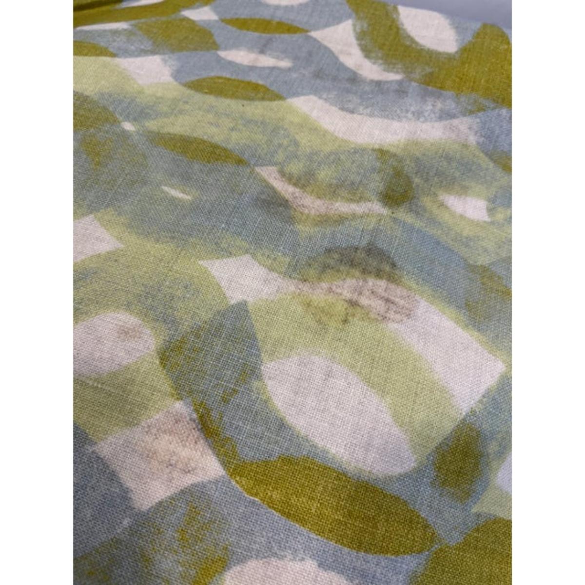 Americano Coppia di cuscini contemporanei Christopher Farr Fathom in Sage con imbottitura in piuma d'oca in vendita