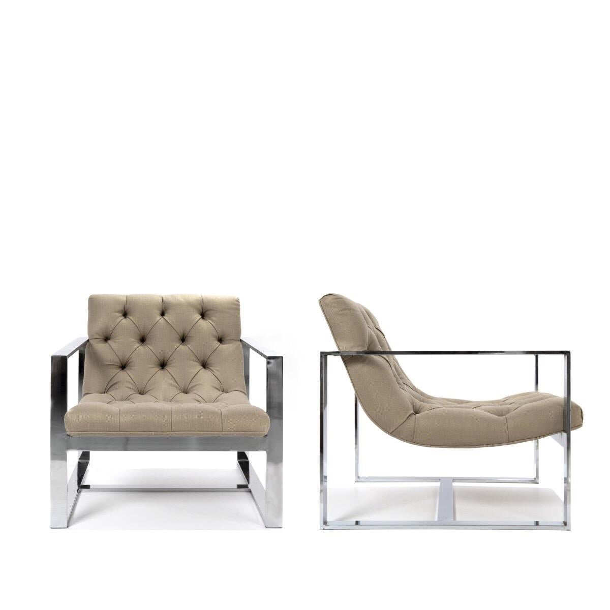 Ein Paar verchromte Loungesessel mit taupefarbenem Stoffbezug und getufteten Sitzflächen und Rückenlehnen. Importiert, ca. 2010.

Abmessungen: 32 Zoll T x 28 Zoll B x 28 Zoll H x 15,5 Zoll Sitzhöhe H x 21,5 Zoll Armhöhe.