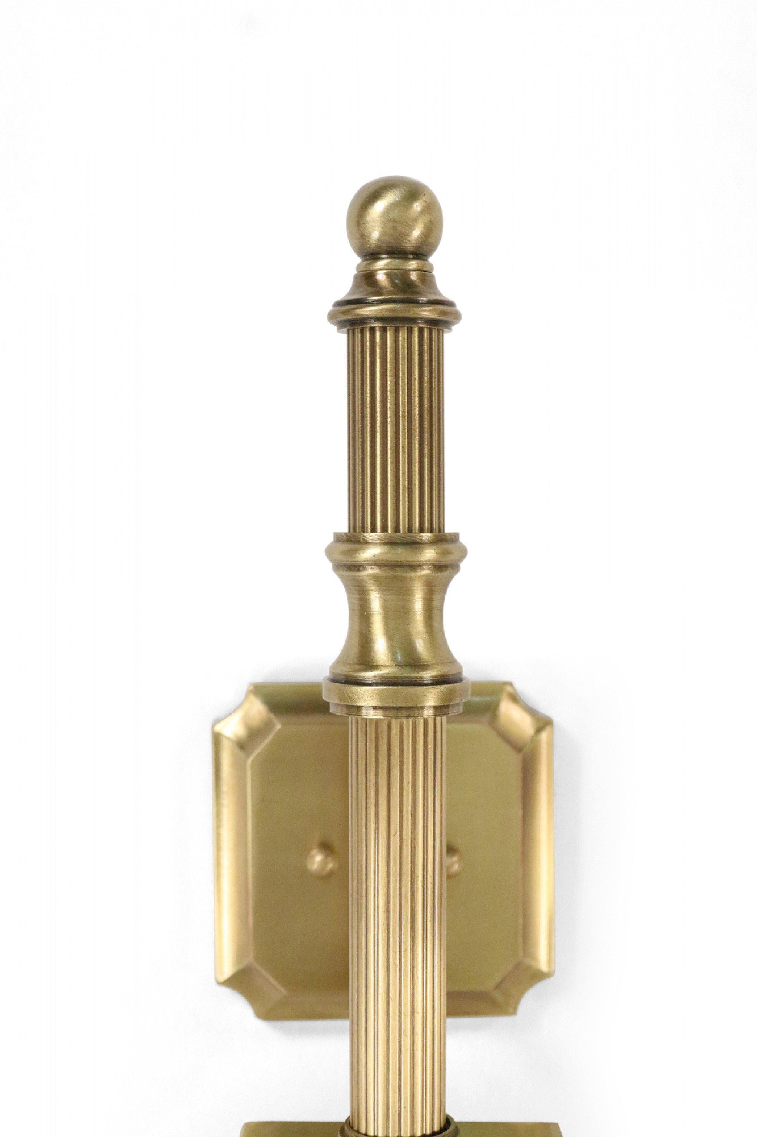 COPPIA di applique contemporanee in finitura rame con dettagli scanalati e paralumi in tessuto beige. (PREZZO A COPPIA) (Applique simili: 062597, 062597A)