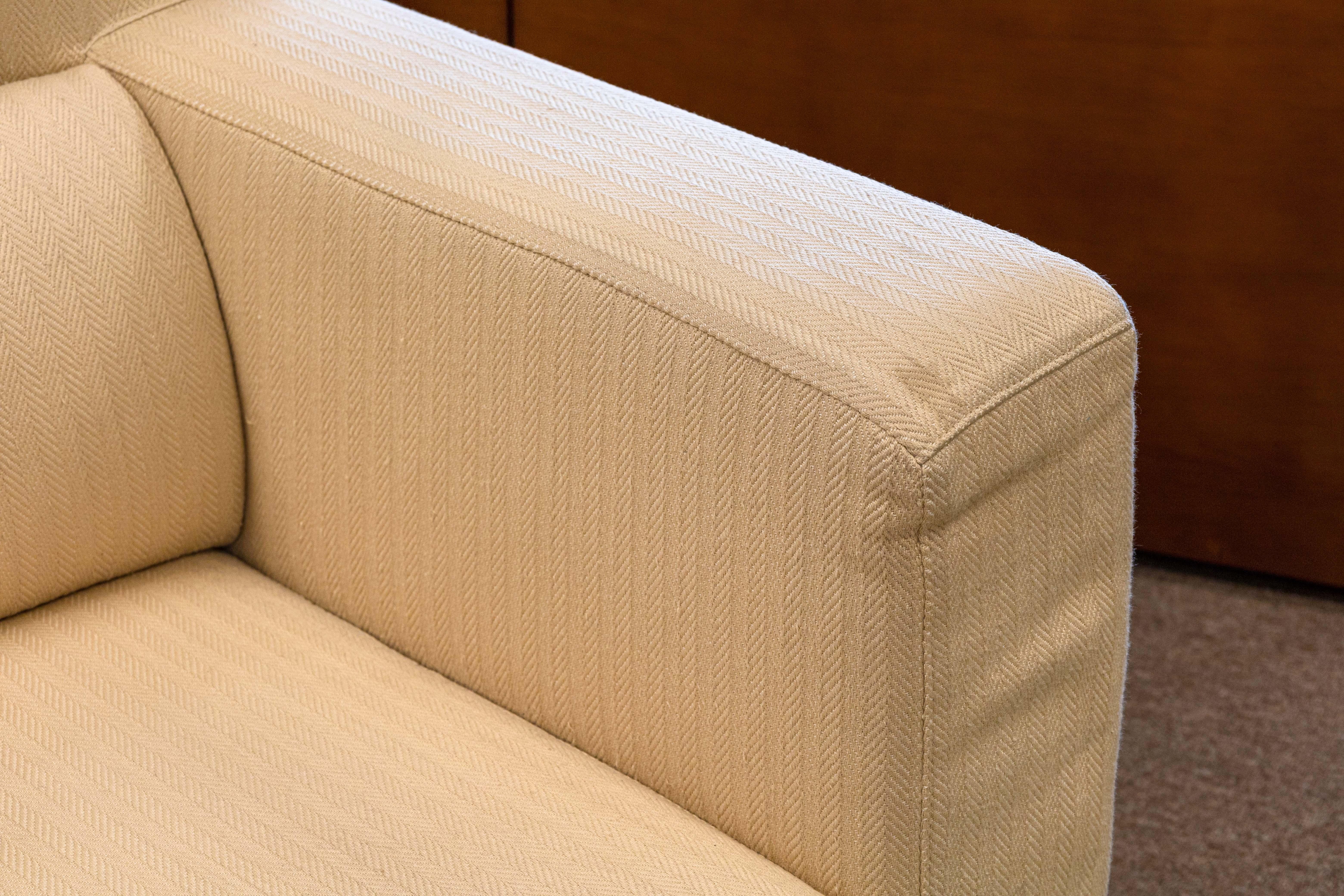 Ein Paar Contemporary Cream Cube Club Accent Chairs mit Holzbeinen im Angebot 4