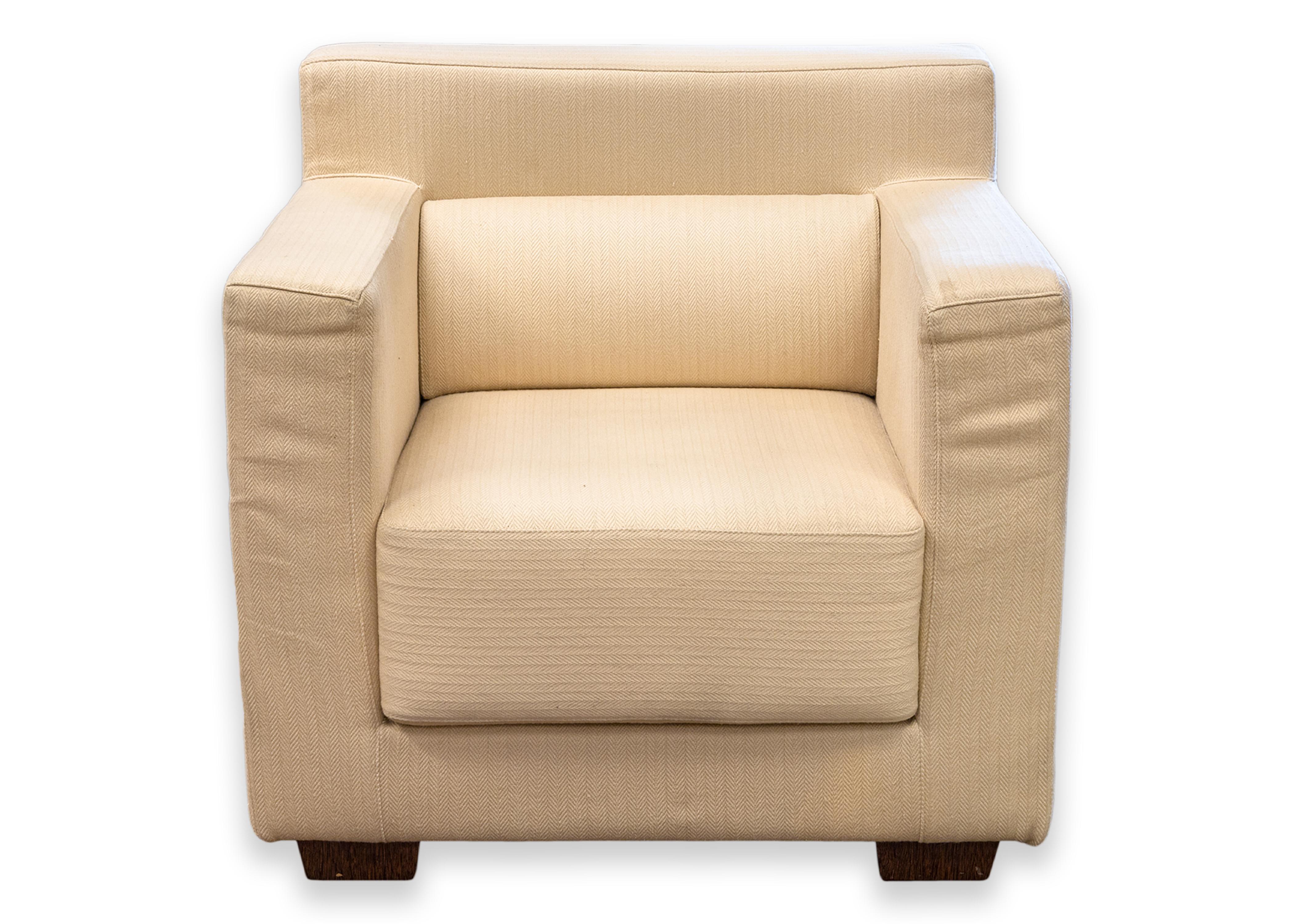 Ein Paar cremefarbene Würfel-Clubstühle. Dies ist ein schönes Set von Stühlen mit einem schönen cremefarbenen Stoff mit einem Chevron-Stitch-Muster. Diese Stühle haben ein einzigartiges Design mit einer hohen Rückenlehne, einem extra dicken
