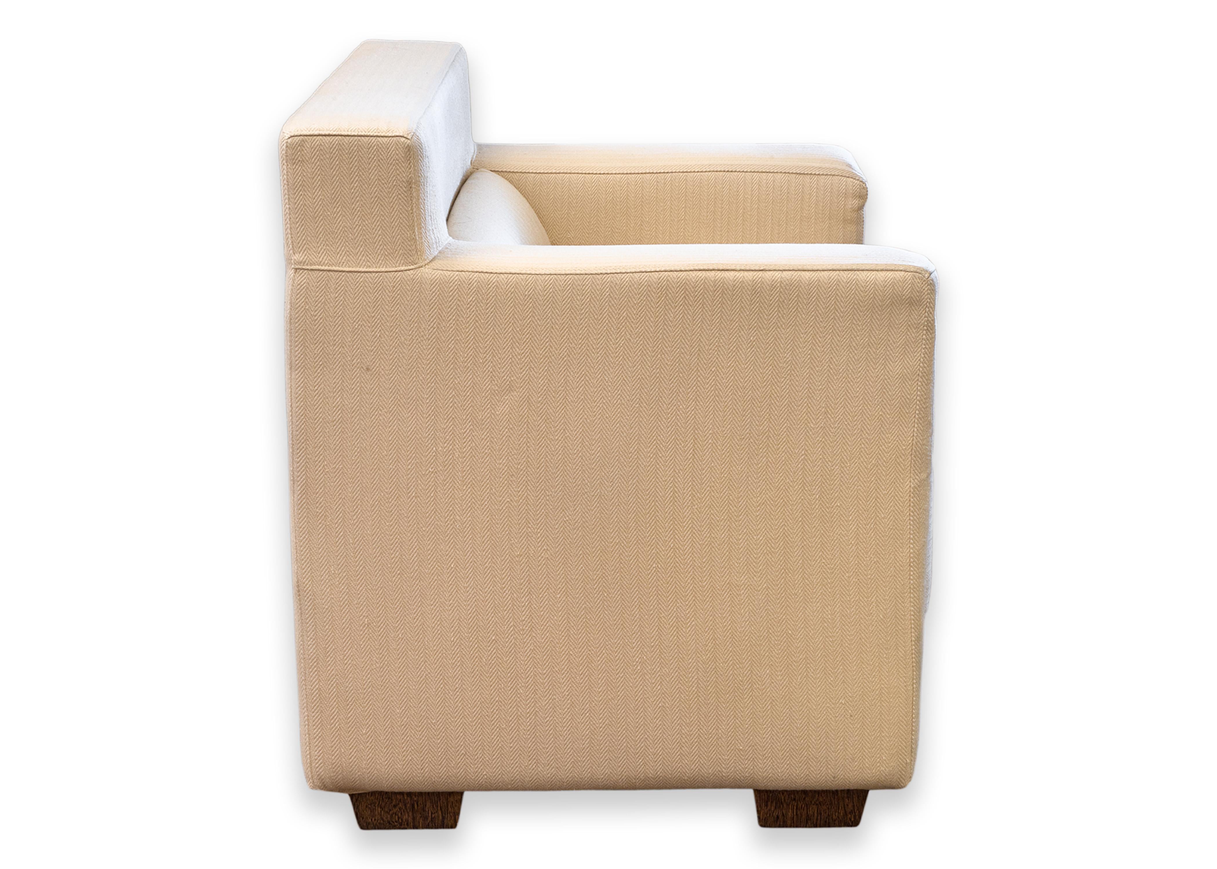 Ein Paar Contemporary Cream Cube Club Accent Chairs mit Holzbeinen im Zustand „Gut“ im Angebot in Keego Harbor, MI