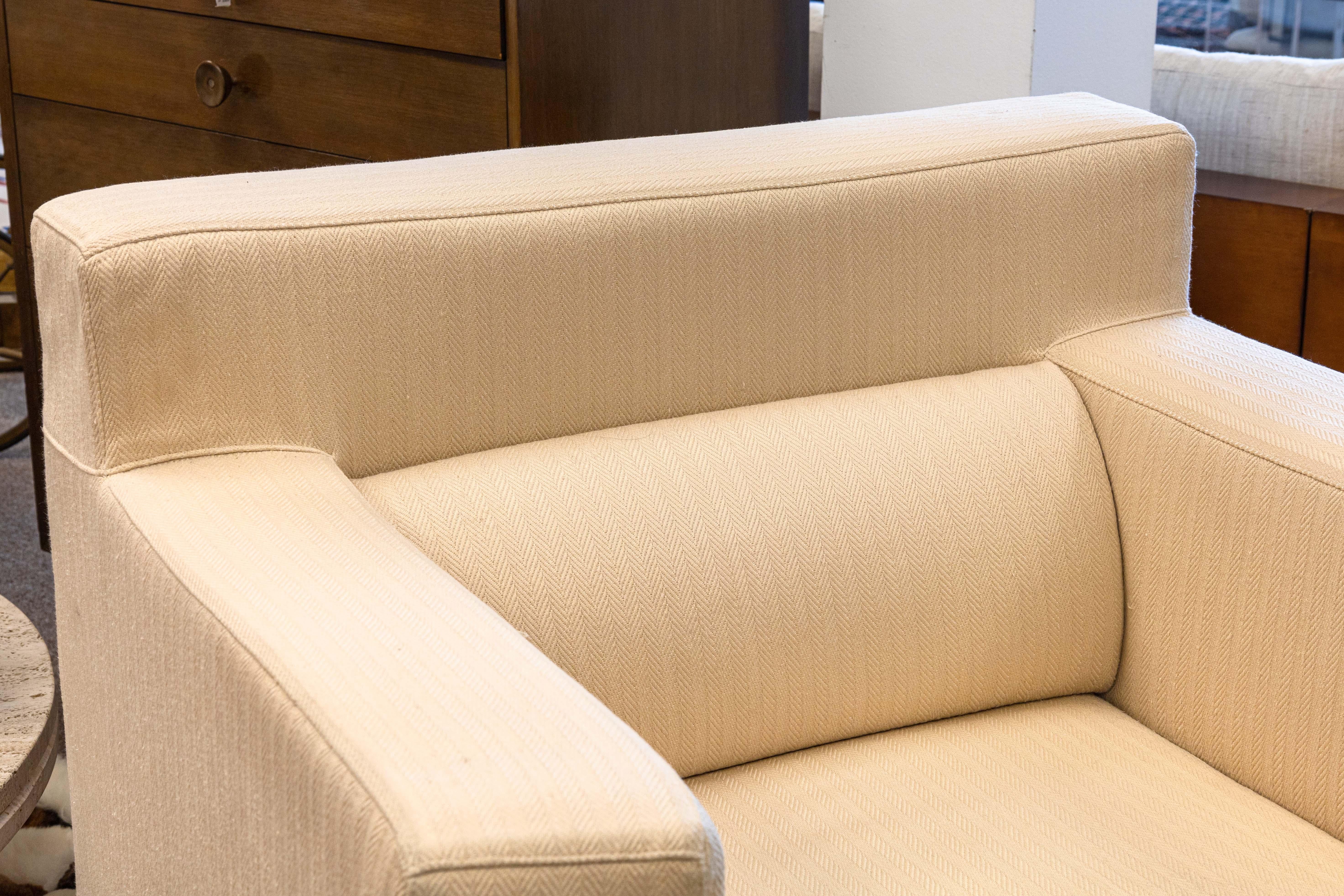 Ein Paar Contemporary Cream Cube Club Accent Chairs mit Holzbeinen im Angebot 1