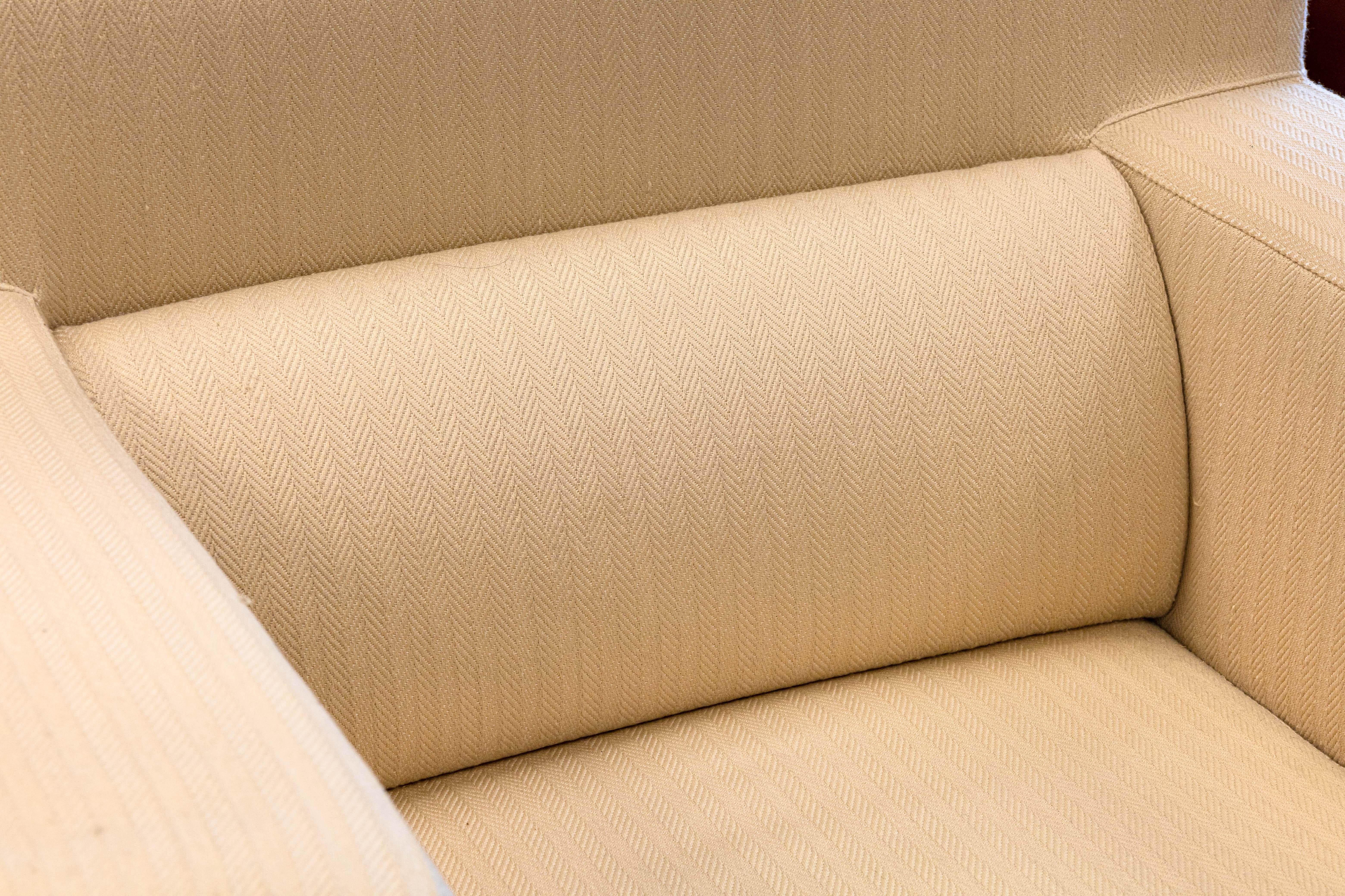 Ein Paar Contemporary Cream Cube Club Accent Chairs mit Holzbeinen im Angebot 2