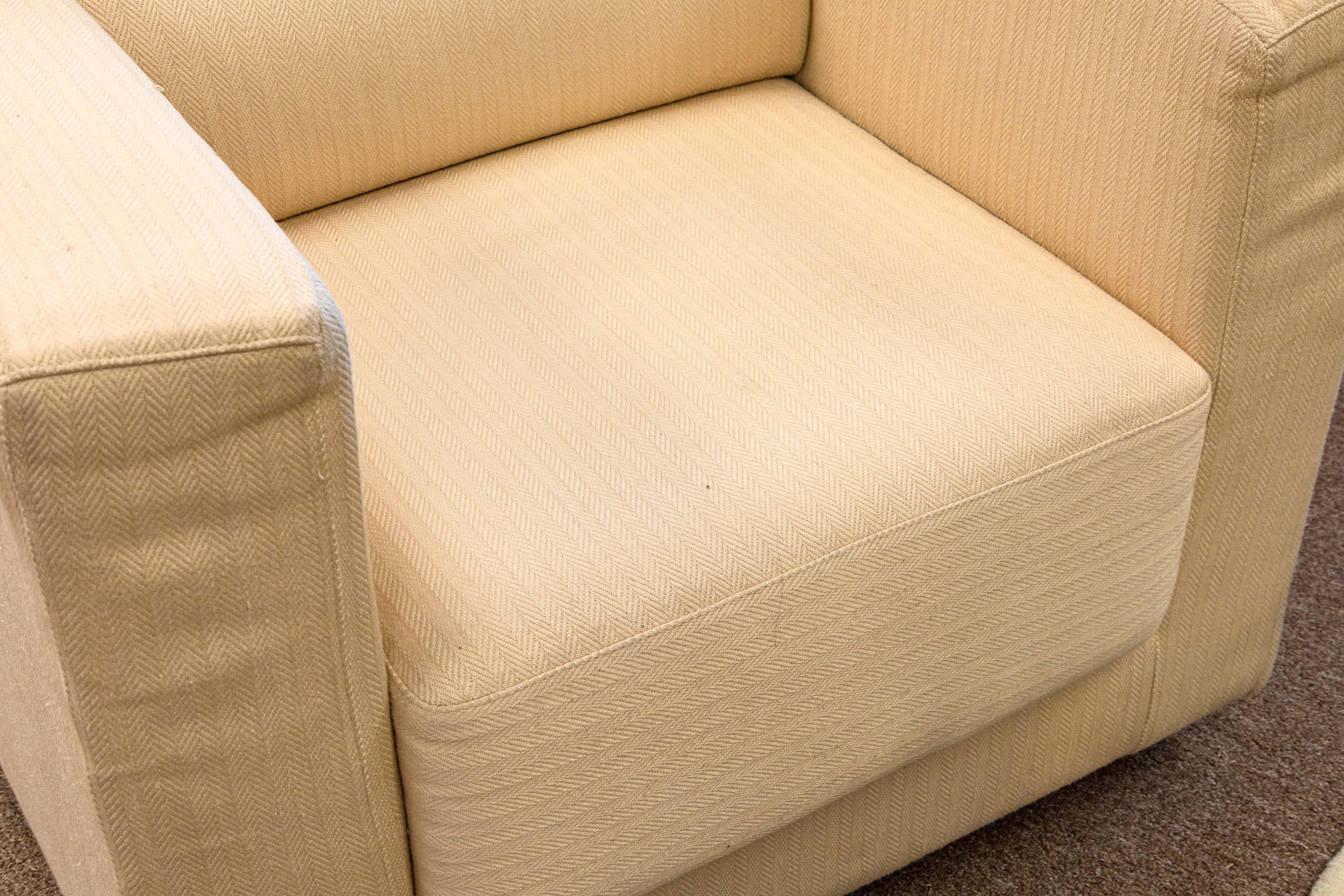 Ein Paar Contemporary Cream Cube Club Accent Chairs mit Holzbeinen im Angebot 3