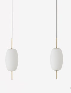 Coppia di pendenti contemporanei di design danese in vetro satinato e ottone, Danimarca
