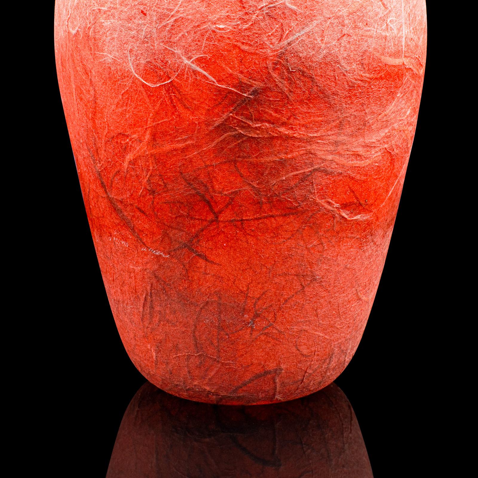 Paire de vases à fleurs décoratifs contemporains, anglais, verre d'art, manchon en forme de fleur en vente 3