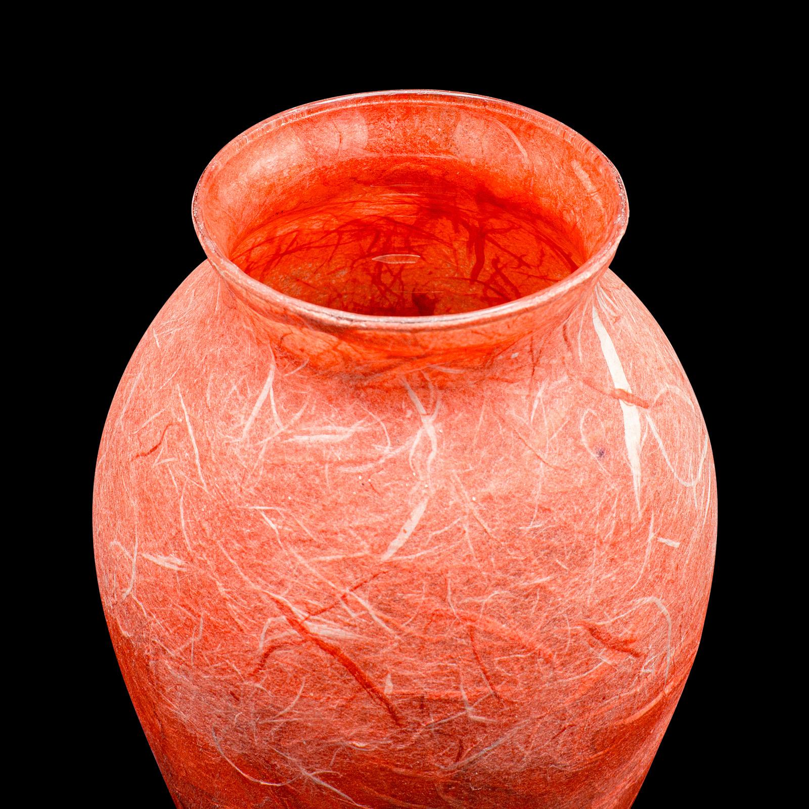 Paire de vases à fleurs décoratifs contemporains, anglais, verre d'art, manchon en forme de fleur en vente 4