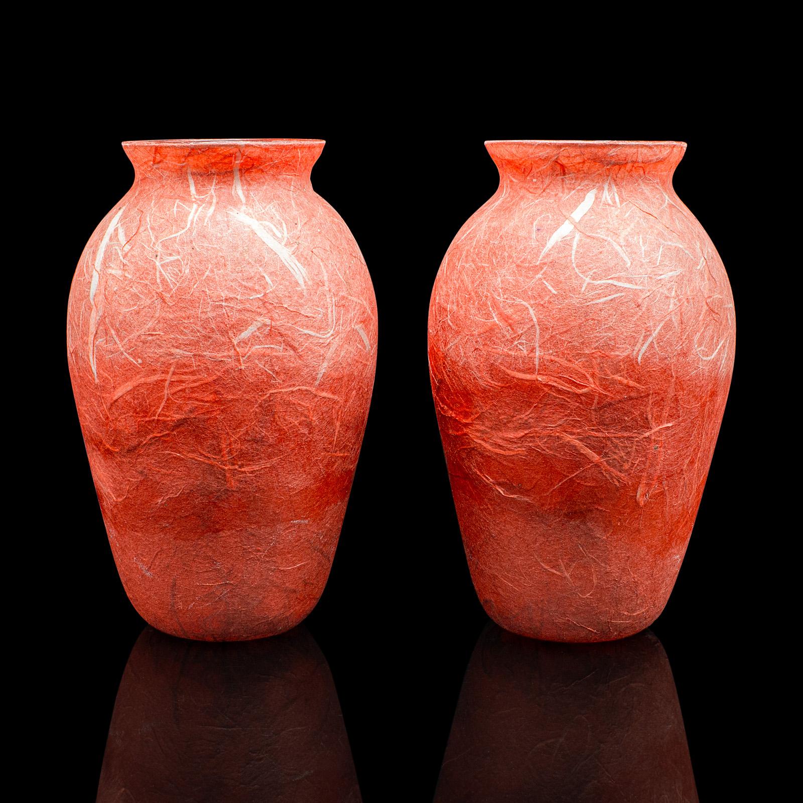 
Il s'agit d'une paire de vases à fleurs décoratifs contemporains. Une pochette anglaise en verre d'art et en soie paille de Margaret Johnson.

Une couleur frappante avec une finition texturée fascinante
Une apparence désirable et
