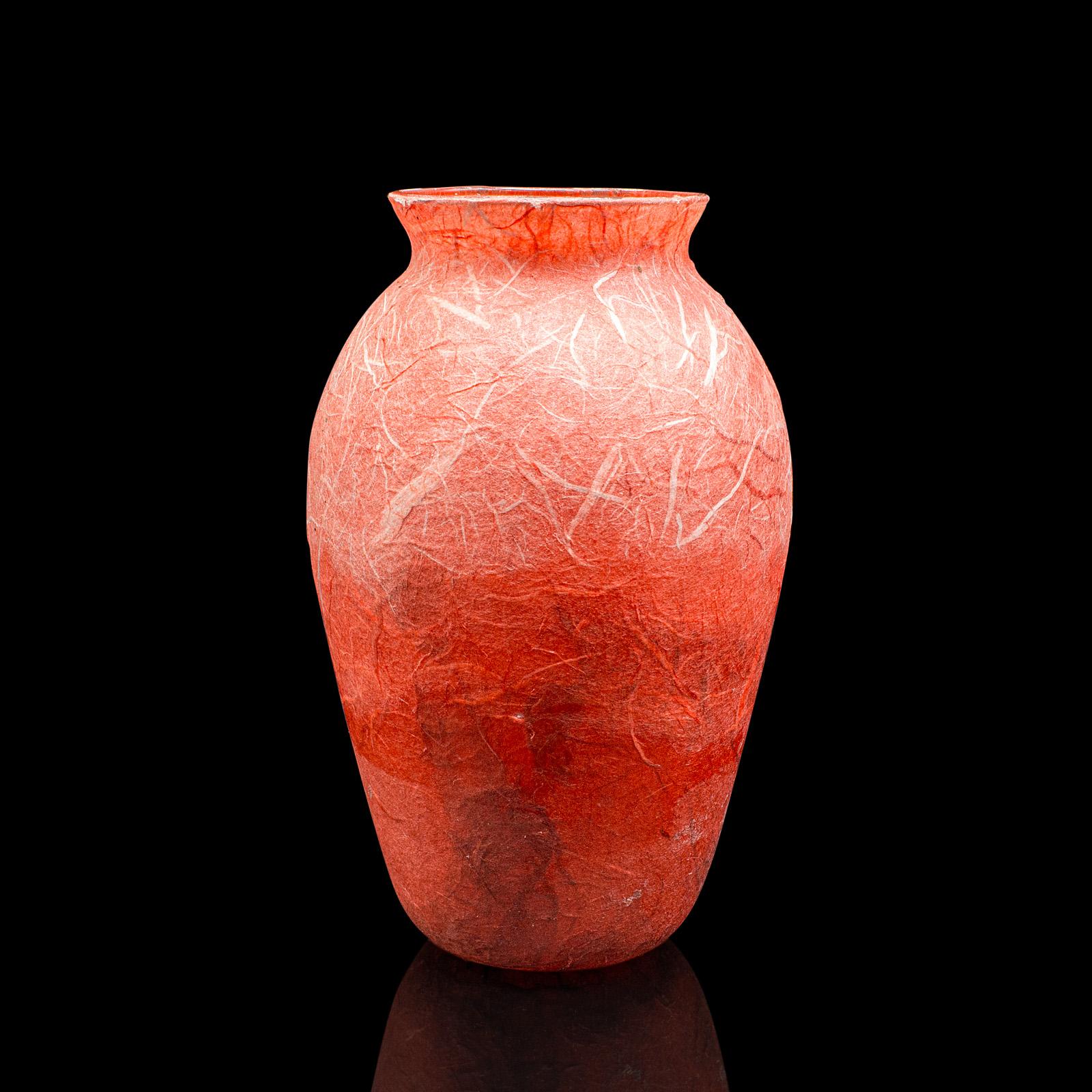 Britannique Paire de vases à fleurs décoratifs contemporains, anglais, verre d'art, manchon en forme de fleur en vente