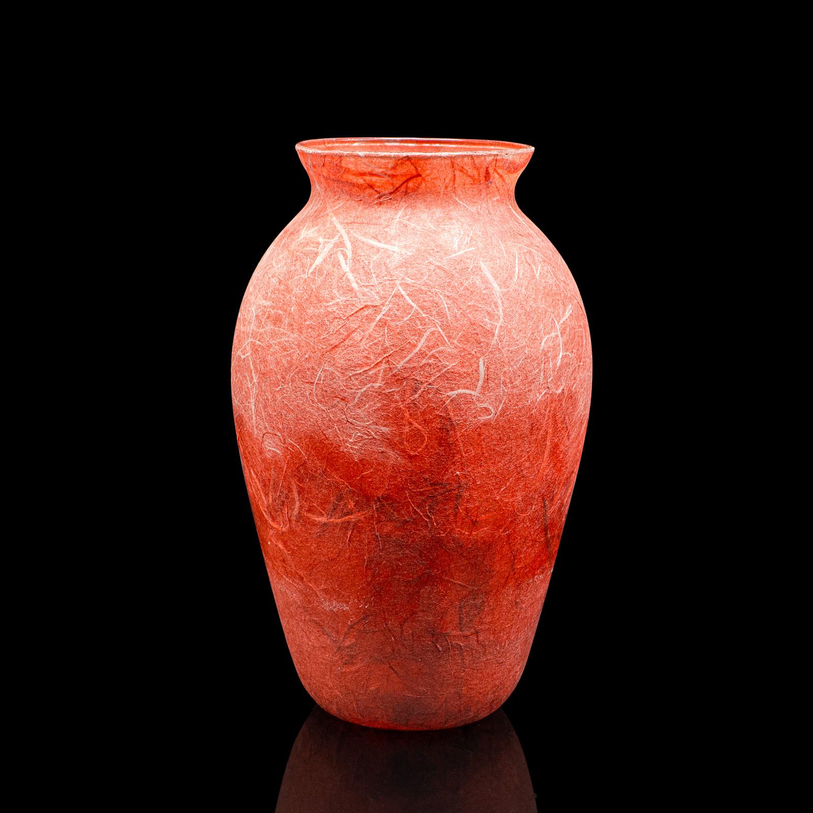 XXIe siècle et contemporain Paire de vases à fleurs décoratifs contemporains, anglais, verre d'art, manchon en forme de fleur en vente