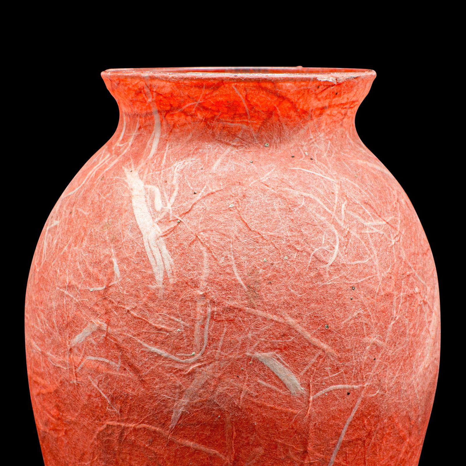Paire de vases à fleurs décoratifs contemporains, anglais, verre d'art, manchon en forme de fleur en vente 2