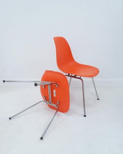 Coppia di sedie Eames contemporanee in plastica modellata arancione rossa