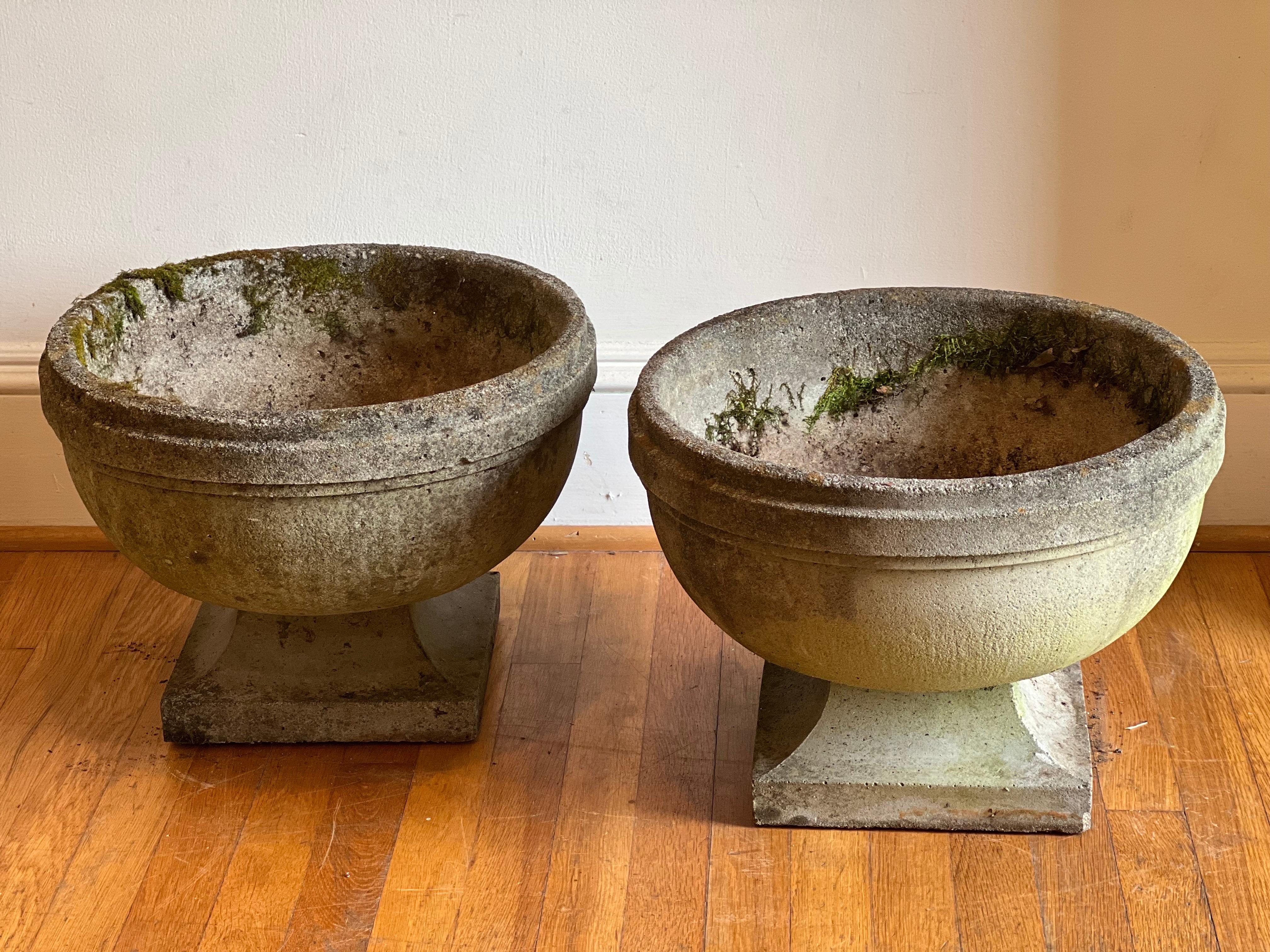 Pair of Contemporary English Stone Planter Garden Urns In Good Condition In Los Angeles, CA