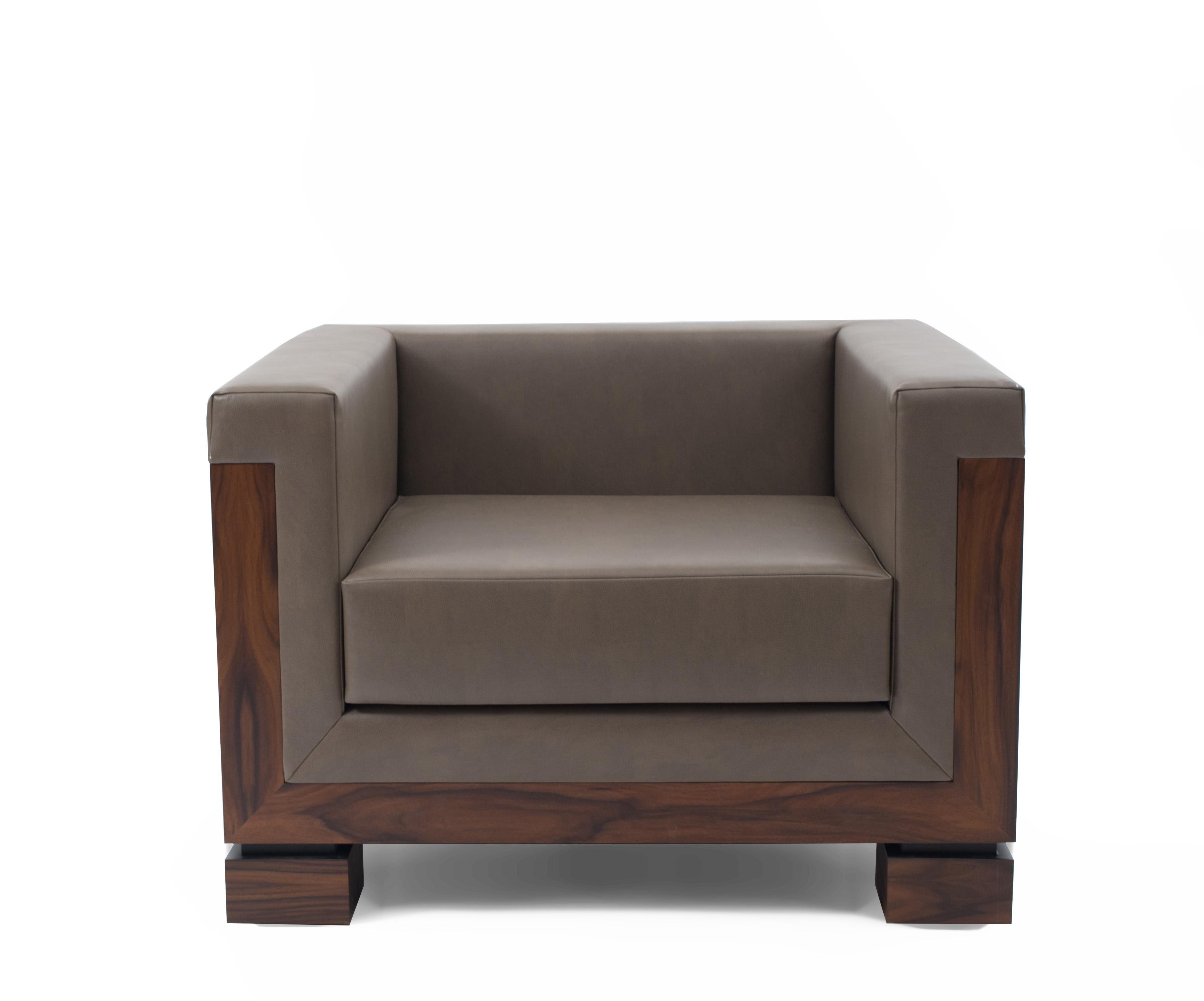 Coppia di poltrone contemporanee extra large a forma di cubo personalizzate con rivestimento in pelle color tortora e struttura in legno scuro lucidato. (PREZZO A COPPIA) (Articolo correlato: 062055)
