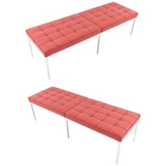 Paar zeitgenössische Florence Knoll Dreisitzbänke aus rotem Leder