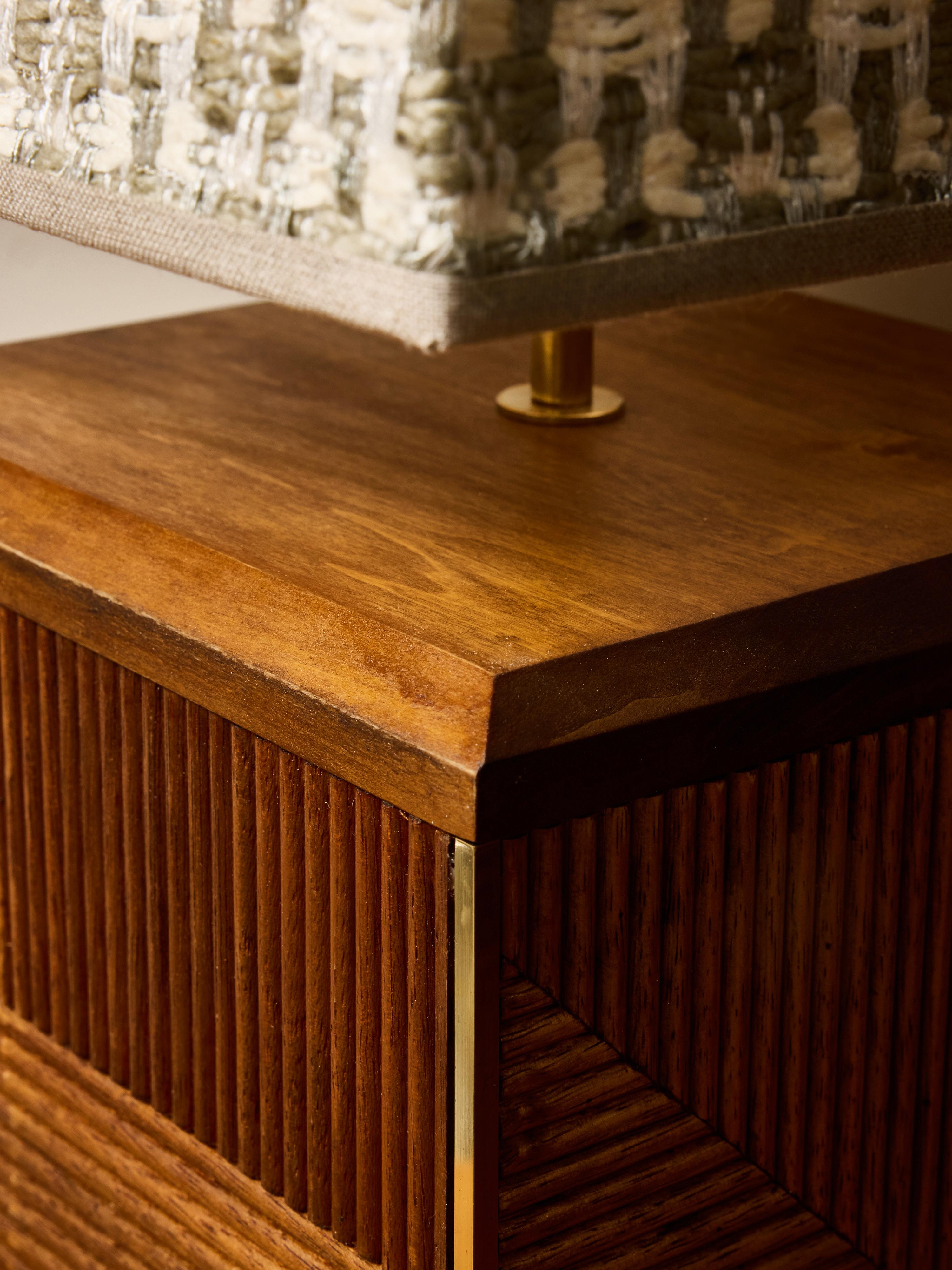 Pair of Contemporary Fluted Wood Table Lamps with Geometric Shades im Angebot 4