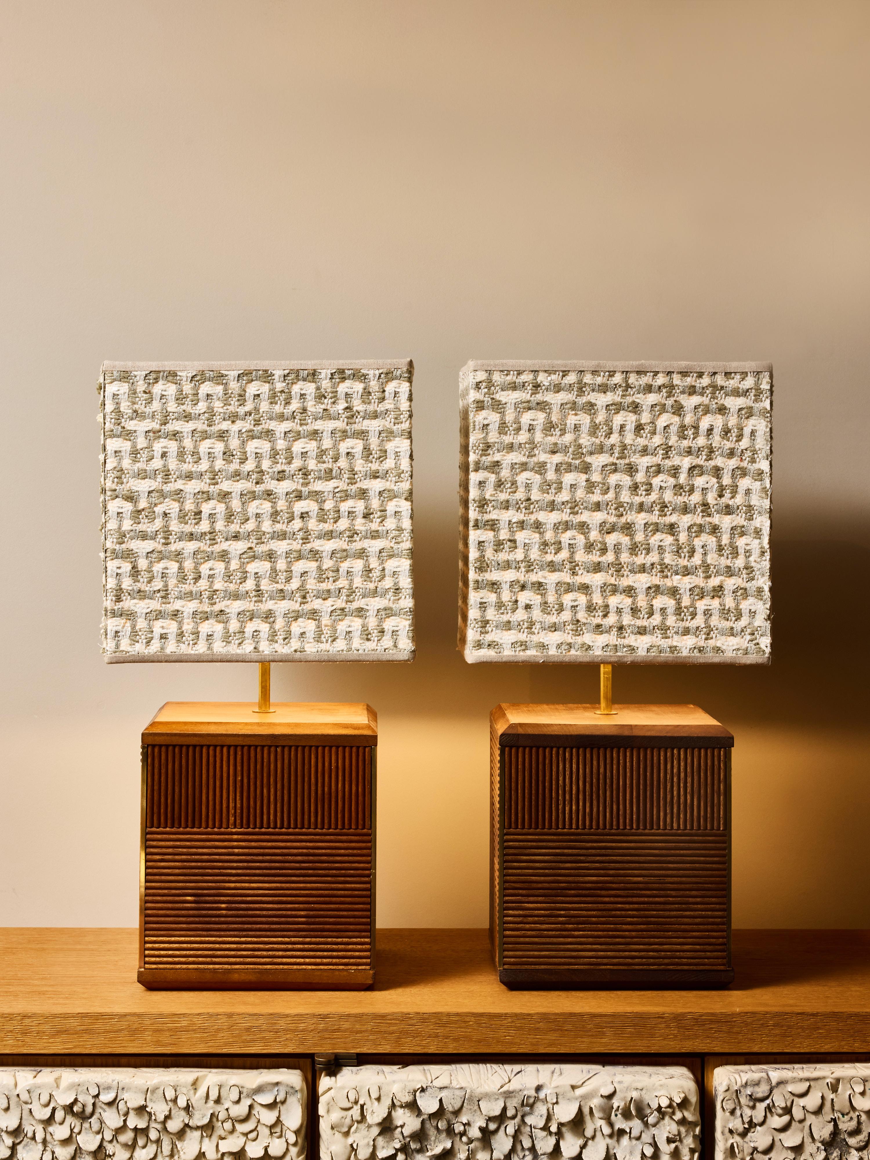 Pair of Contemporary Fluted Wood Table Lamps with Geometric Shades (Moderne der Mitte des Jahrhunderts) im Angebot