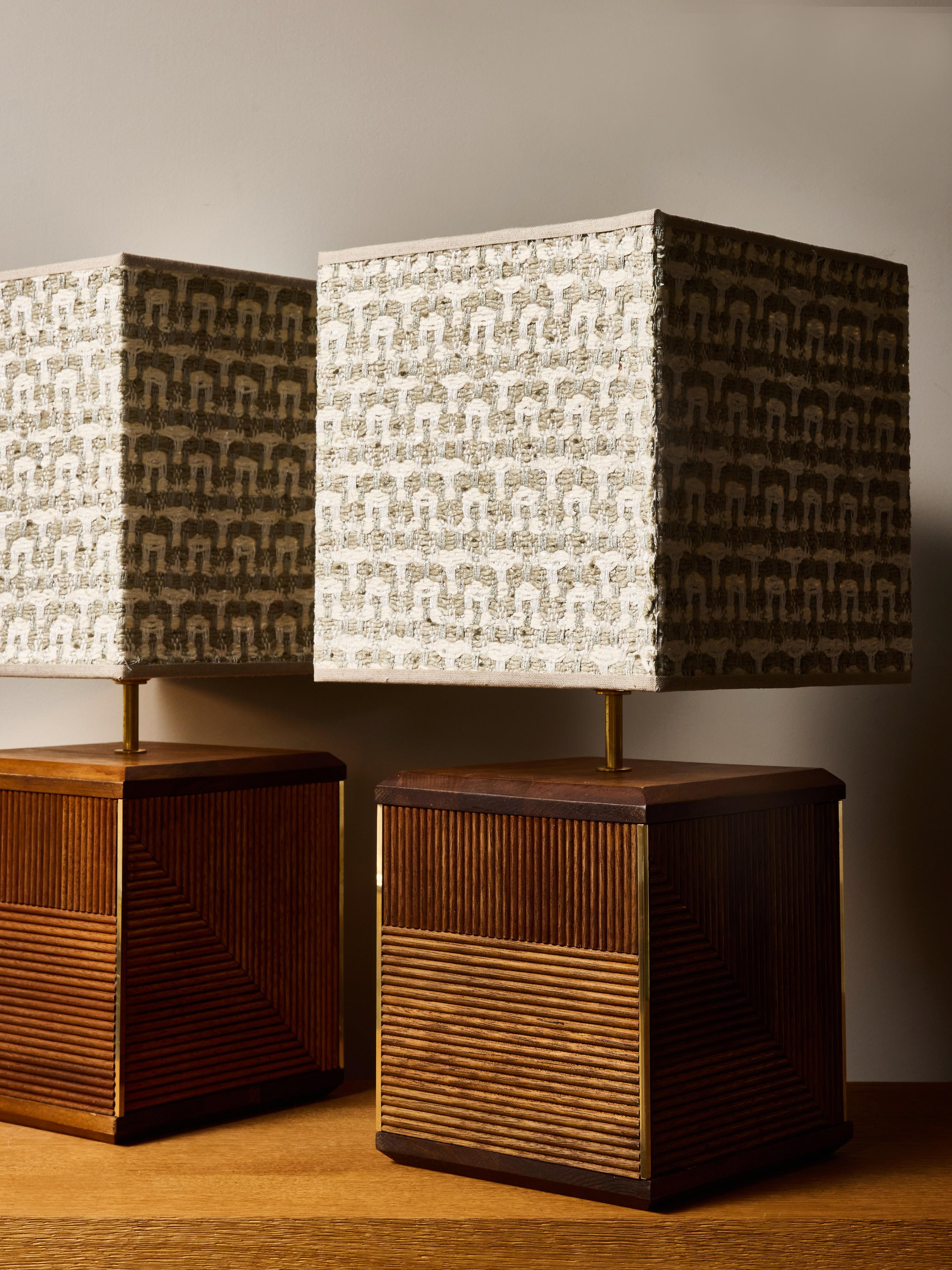 Pair of Contemporary Fluted Wood Table Lamps with Geometric Shades (Italienisch) im Angebot