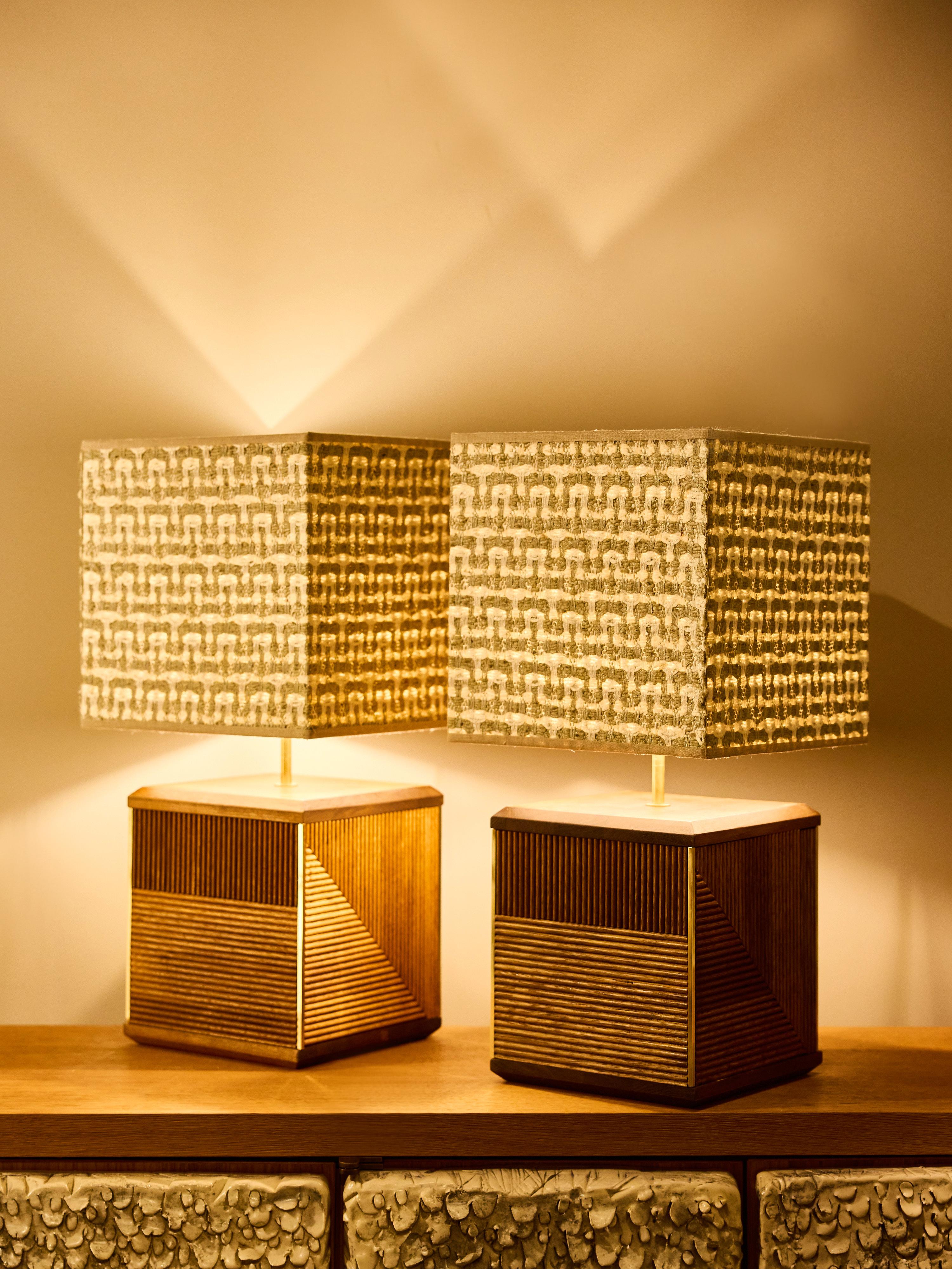 Pair of Contemporary Fluted Wood Table Lamps with Geometric Shades im Zustand „Gut“ im Angebot in Saint-Ouen, IDF