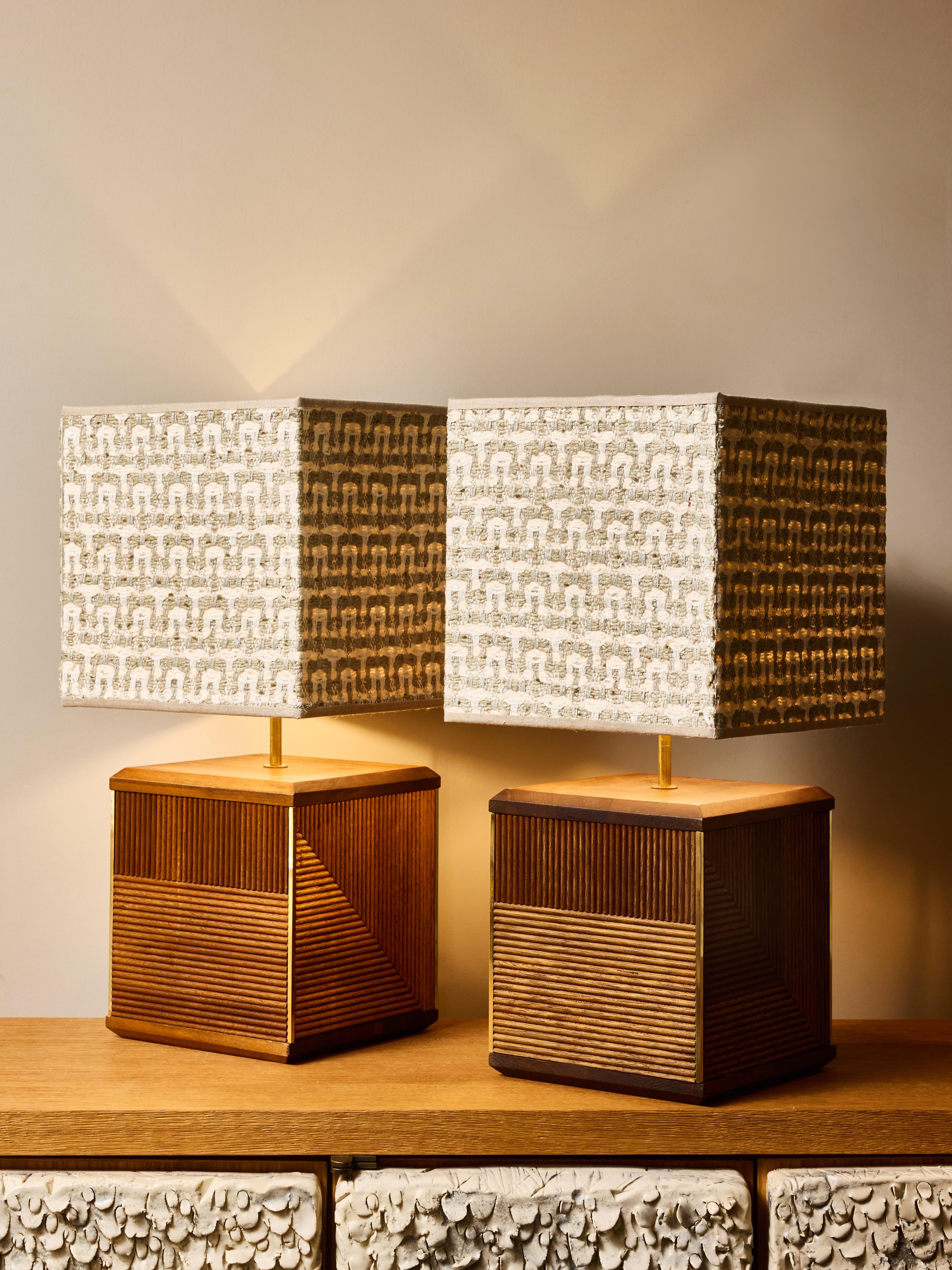 Pair of Contemporary Fluted Wood Table Lamps with Geometric Shades (21. Jahrhundert und zeitgenössisch) im Angebot