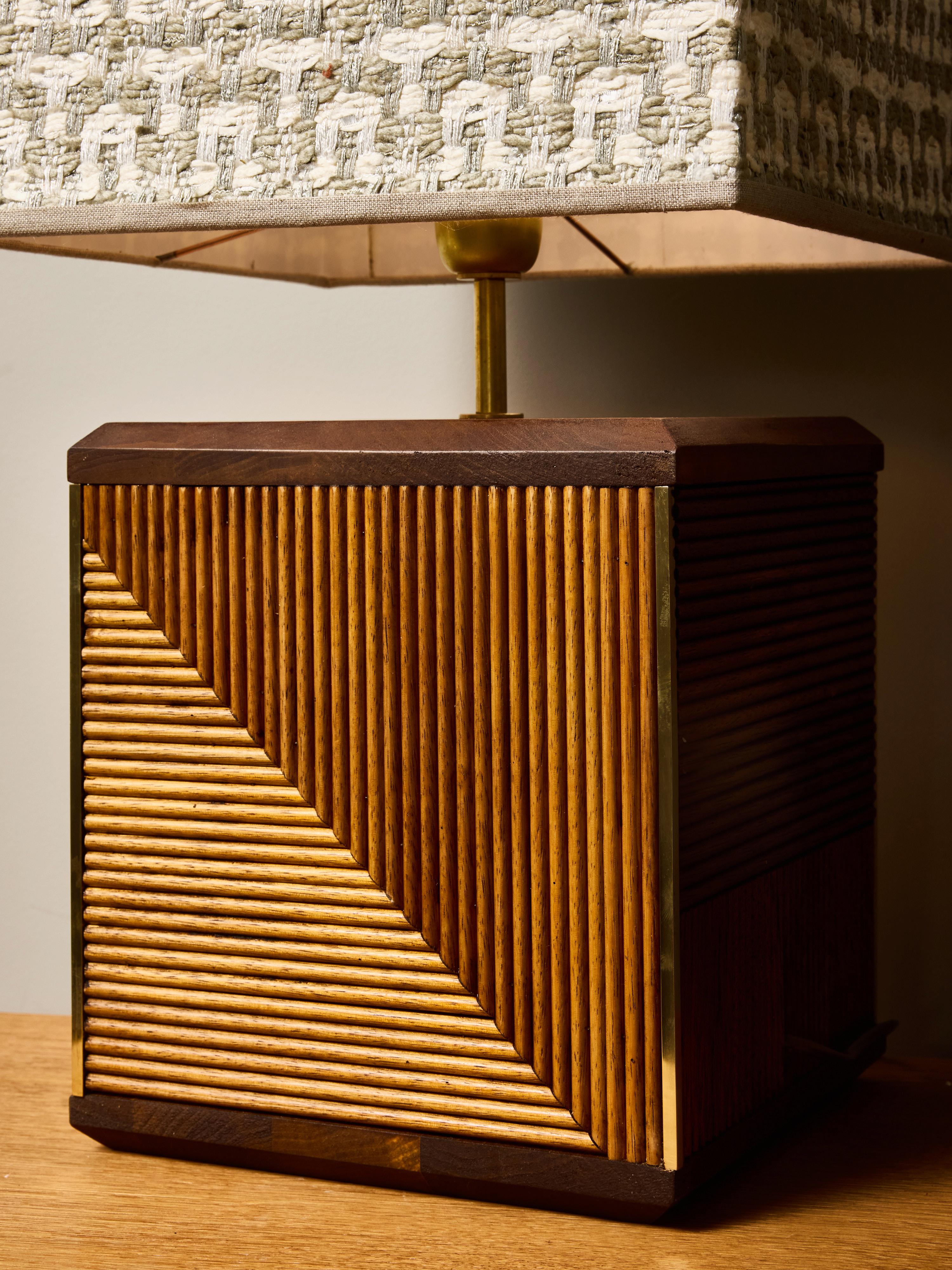 Pair of Contemporary Fluted Wood Table Lamps with Geometric Shades (Messing) im Angebot