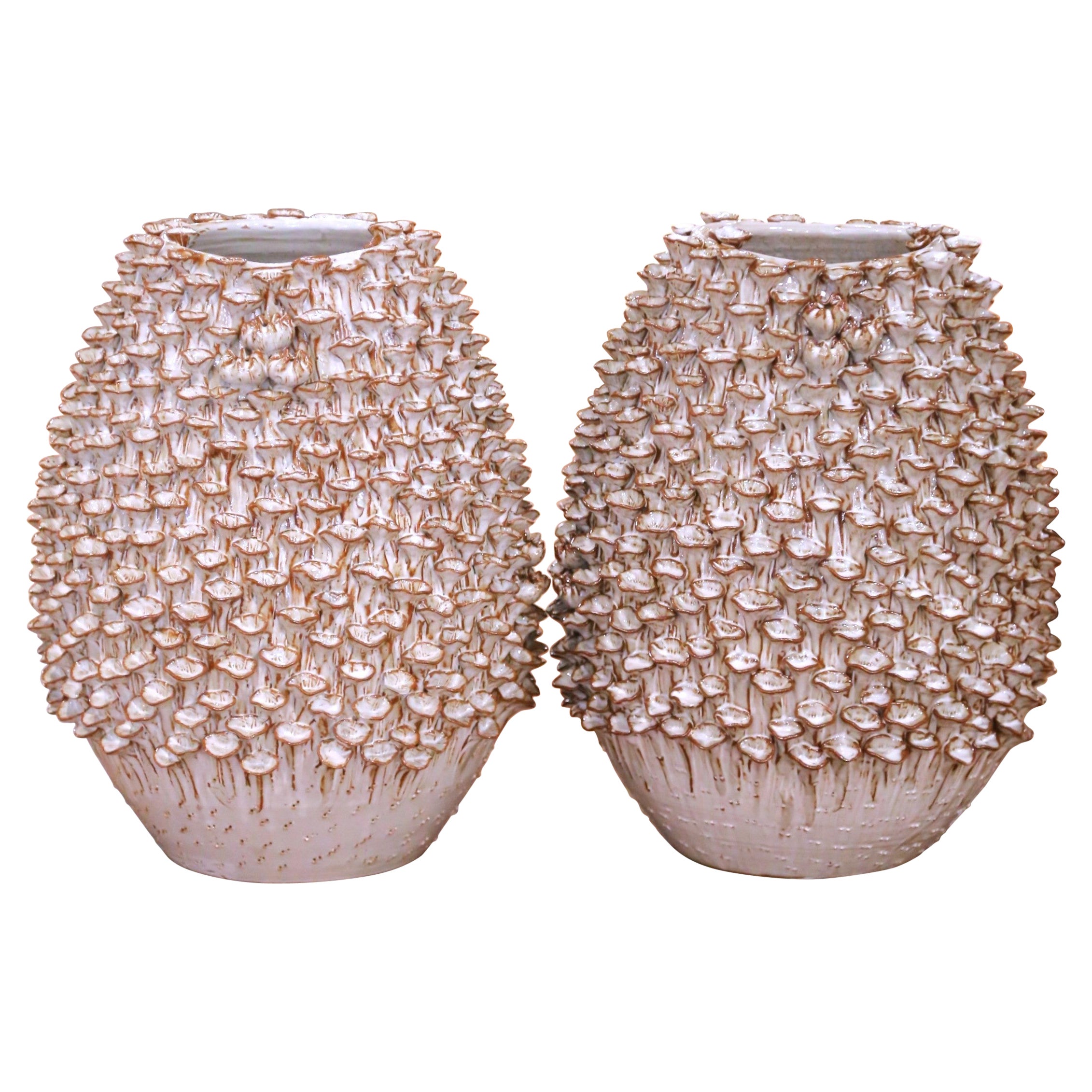 Paire de vases contemporains en céramique française avec relief organique inspiré des champignons