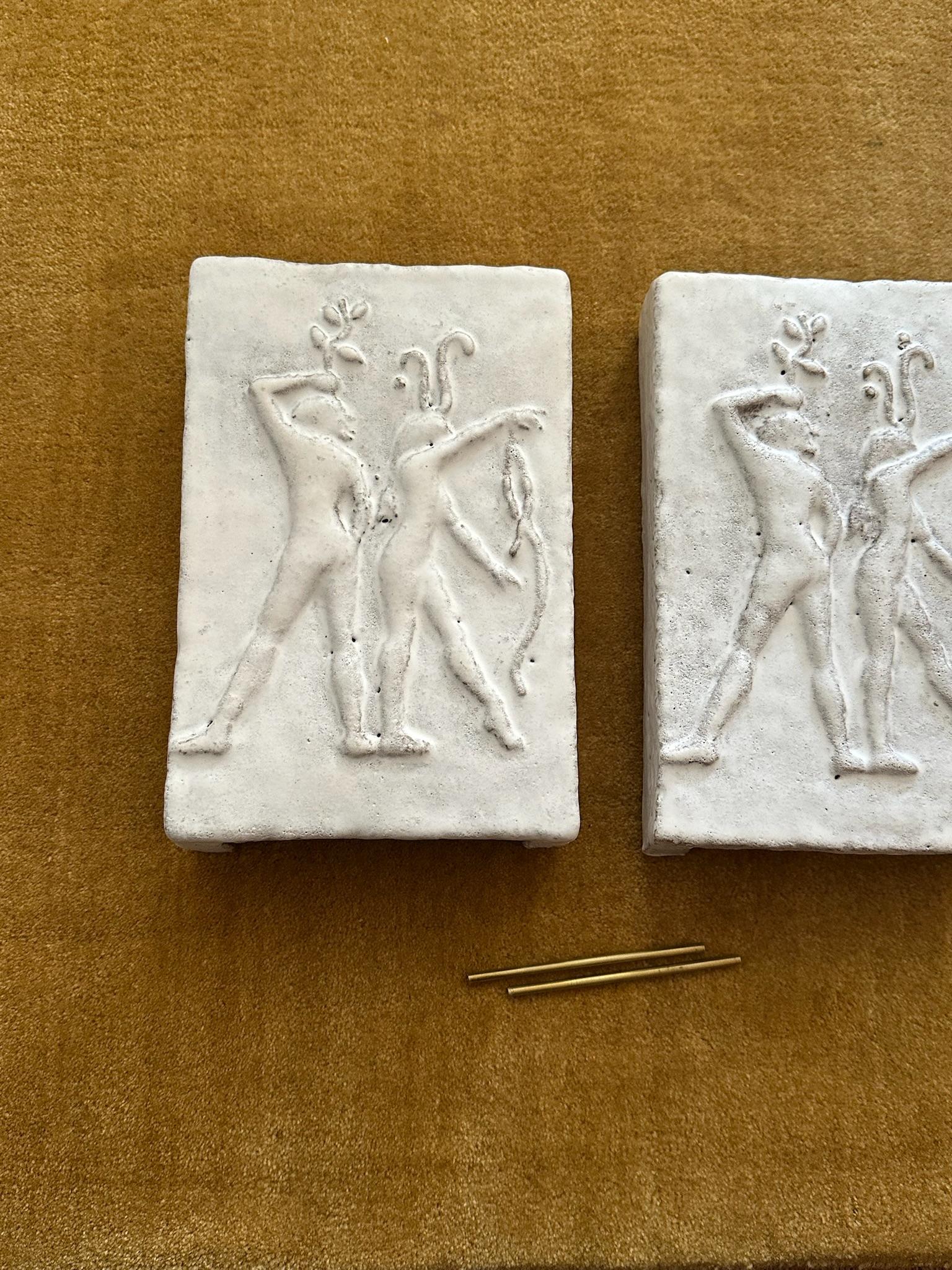 Coppia di sculture francesi contemporanee in ceramica. Proveniente da Parigi.

Si prega di notare che si tratta solo di scassi in ceramica e che devono essere cablati o montati con un kit di cablaggio a innesto. 