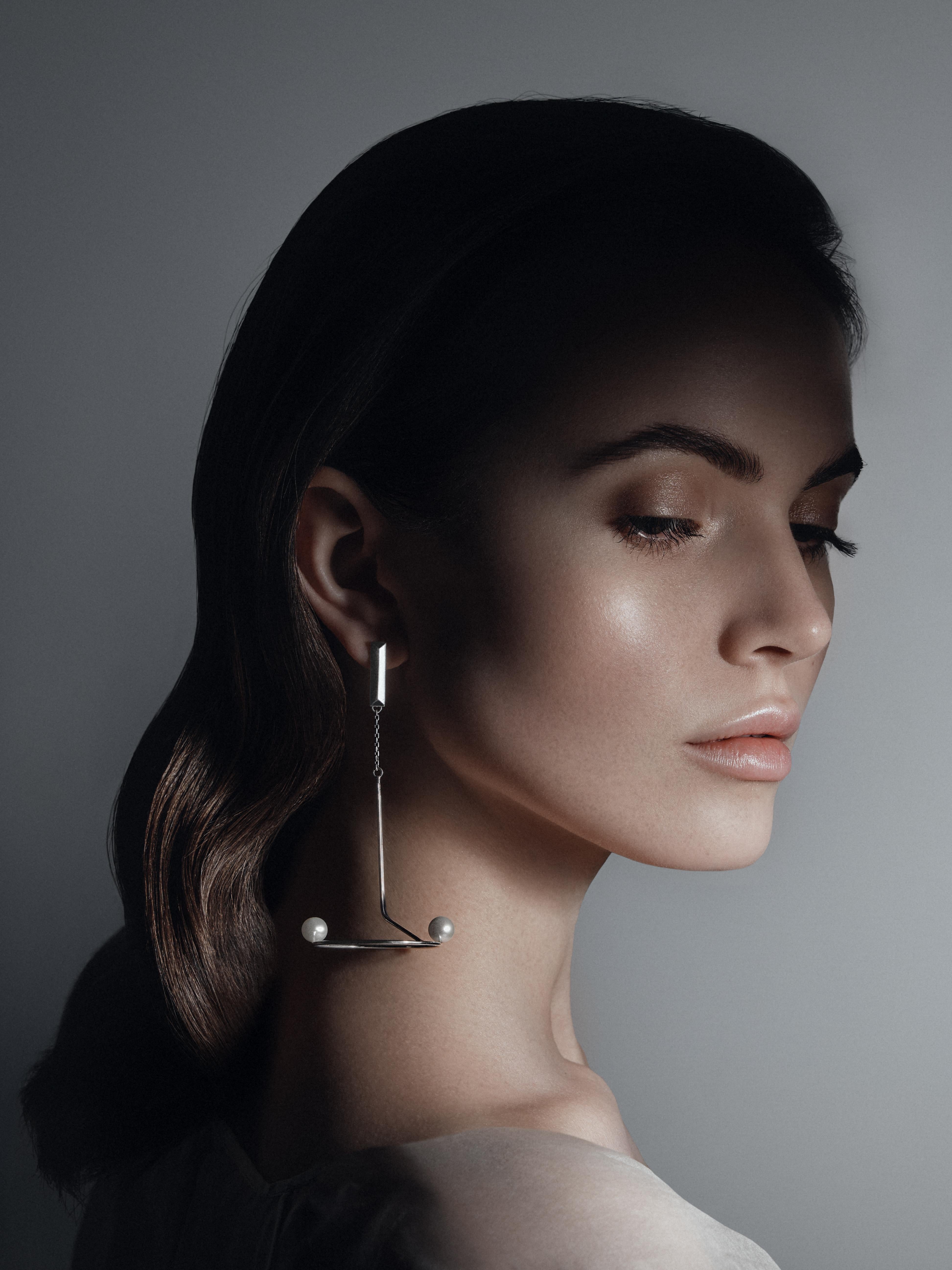 Coppia di orecchini contemporanei in argento dorato lavorati a mano con perle naturali in vendita 4