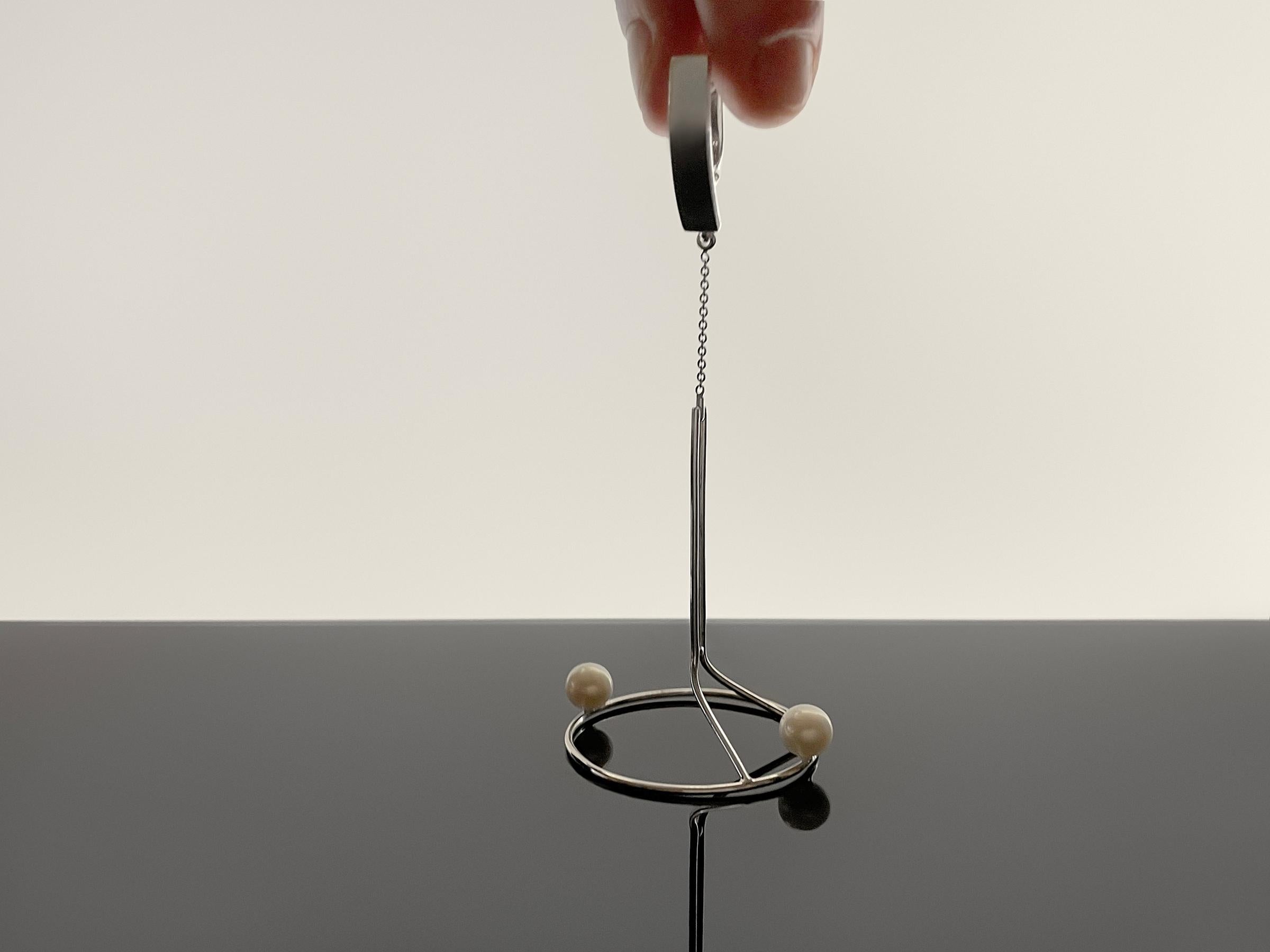 Donna Coppia di orecchini contemporanei in argento dorato lavorati a mano con perle naturali in vendita
