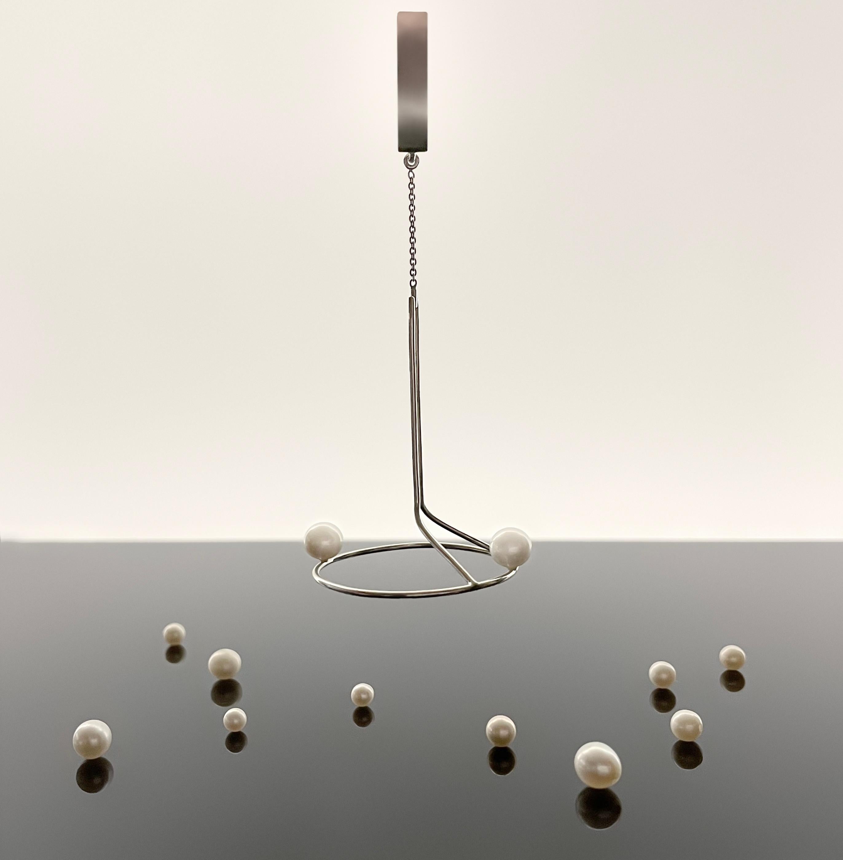 Coppia di orecchini contemporanei in argento dorato lavorati a mano con perle naturali in vendita 3