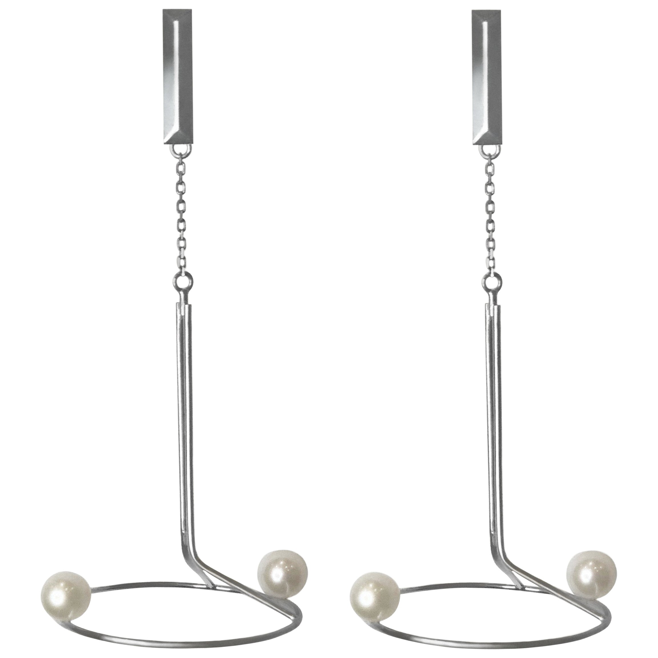 Par de Pendientes Contemporáneos de Plata Dorada Hechos a Mano con Perlas Naturales