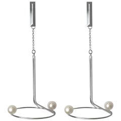 Par de Pendientes Contemporáneos de Plata Dorada Hechos a Mano con Perlas Naturales