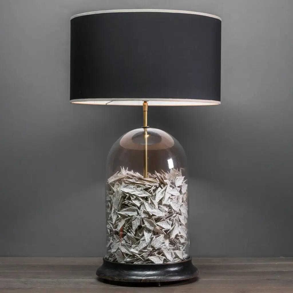 La lampe s'inspire d'une ancienne légende japonaise qui promet un vœu exaucé à quiconque plie mille grues en origami.
Chaque Foldes porte une promesse, chaque aile un rêve qui attend d'être réalisé.
Cette lampe décorative allie savoir-faire