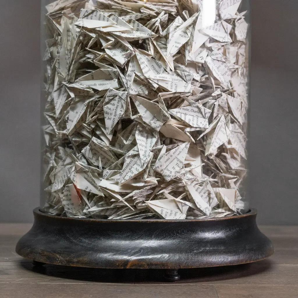 Français Paire de lampes contemporaines en verre et papier inspirées de la tradition japonaise de l'origami en vente