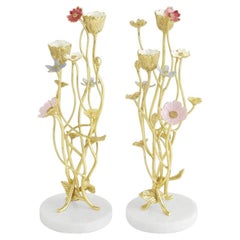 Pareja de portavelas contemporáneos de metal dorado con flores silvestres